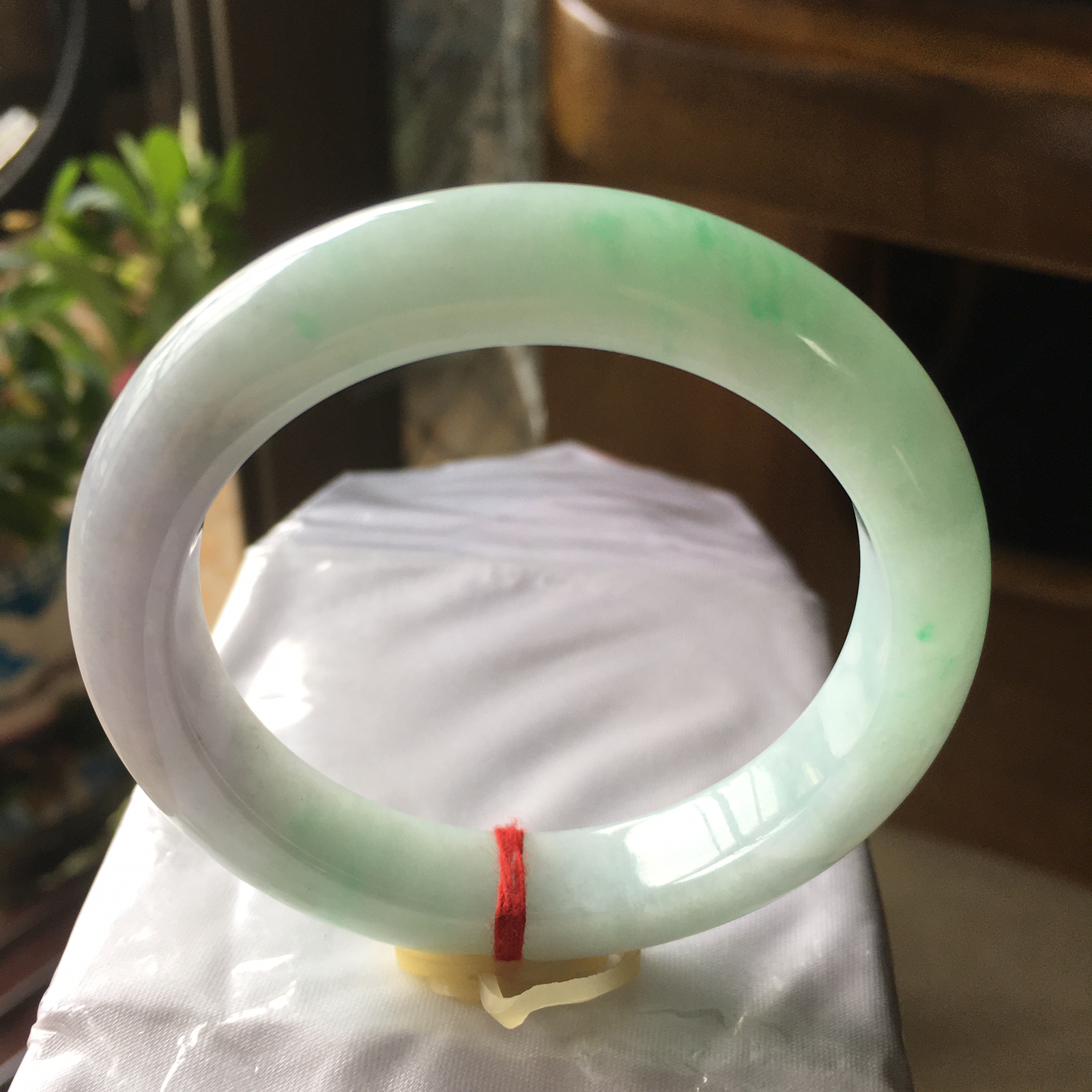 52圈口正圈飘绿手镯，版型正庄飘chunfai质地细腻水润，自然光实拍，尺寸：52.3*10.6*8