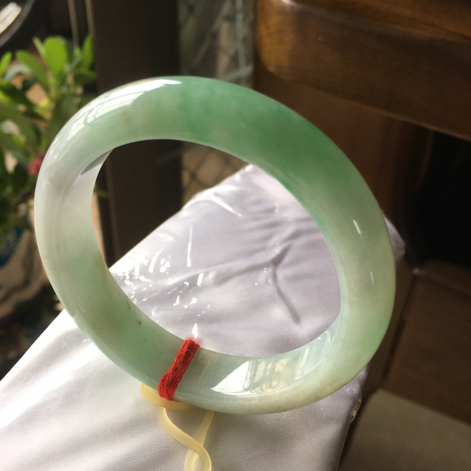 52圈口正圈飘绿手镯，版型正庄飘绿，质地细腻水润，自然光实拍，尺寸：52.8*12.7*7.9（毫米）手工测量略有误差