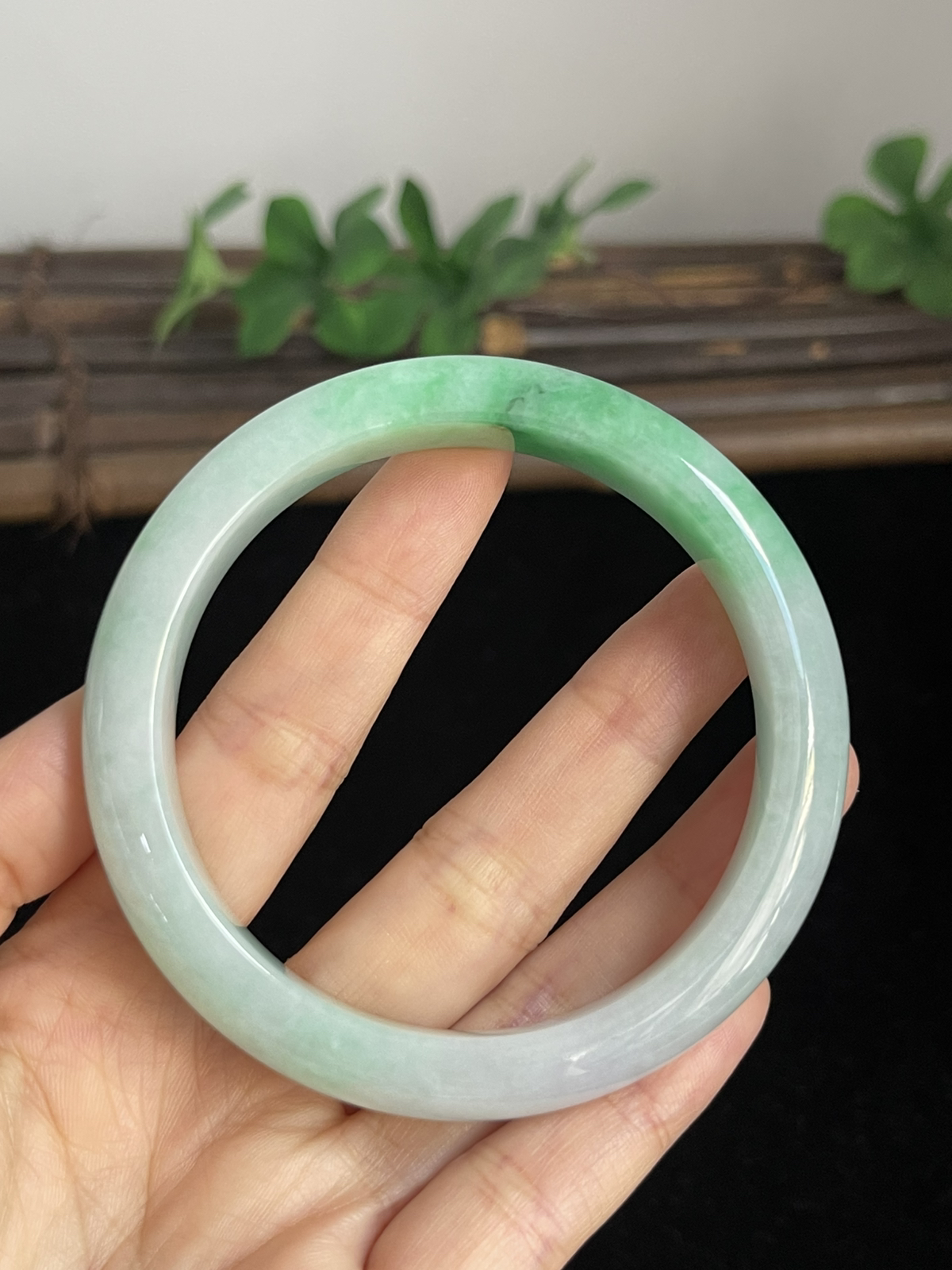 正圈58圈口，翡翠糯化种飘绿手镯