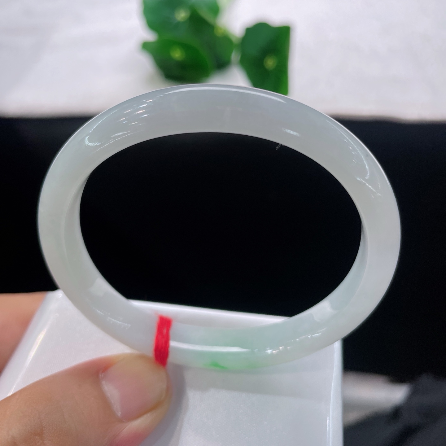 圈口56.5/9.5/6.2，白底青贵妃，54/55可戴，一点青痕随性晕开，不繁不乱，清灵雅致。无裂