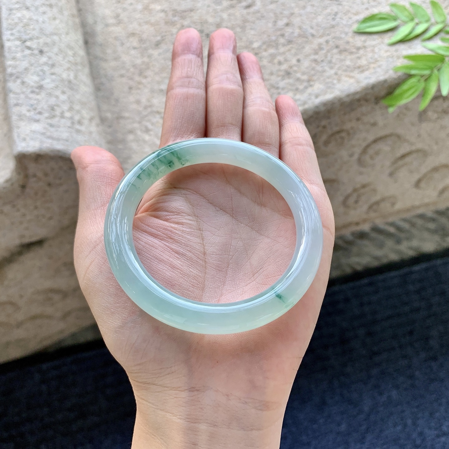圆条53 54【圈口】54.2/8.4/8.8【编码】T1072578【描述】糯冰飘花，水润，种老，细腻，打灯有棉线