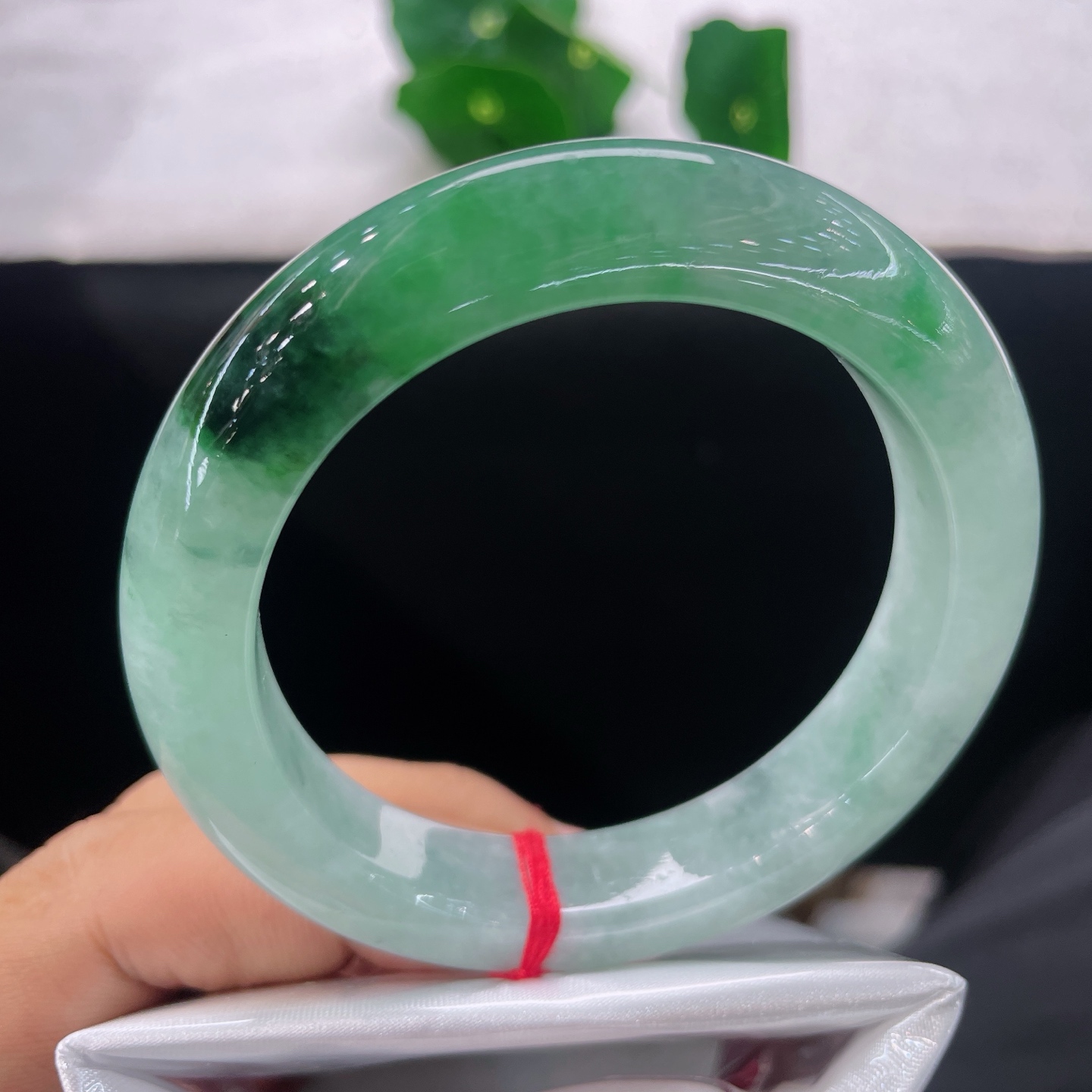 圈口54.5/12.3/9.4，飘阳绿正圈，54/55可戴，浅玉生烟翠，浓碧落玉环。无裂。