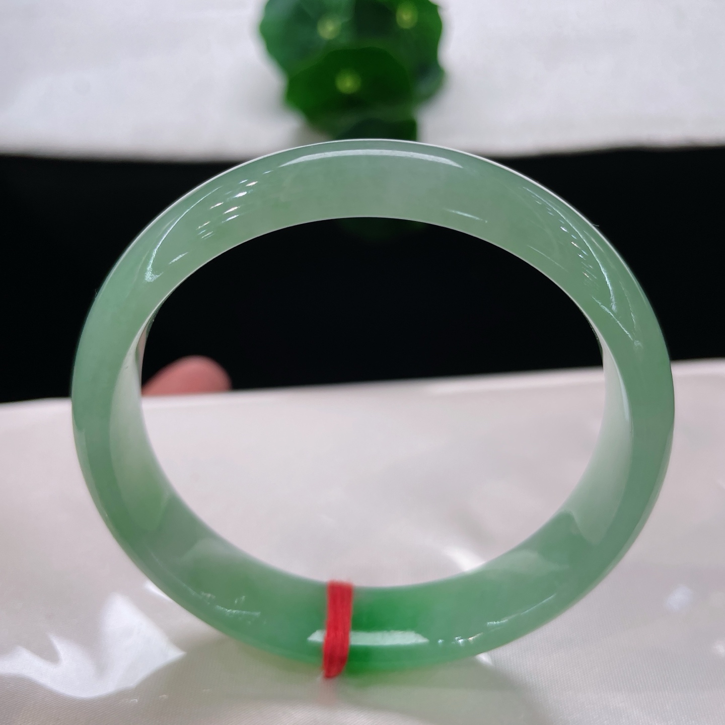 圈口59.8/14/6.9，晴底飘阳绿正圈，59/60可戴，不必遍身繁花，一抹俏绿足矣，揽春风入袖，守岁岁安然，无裂