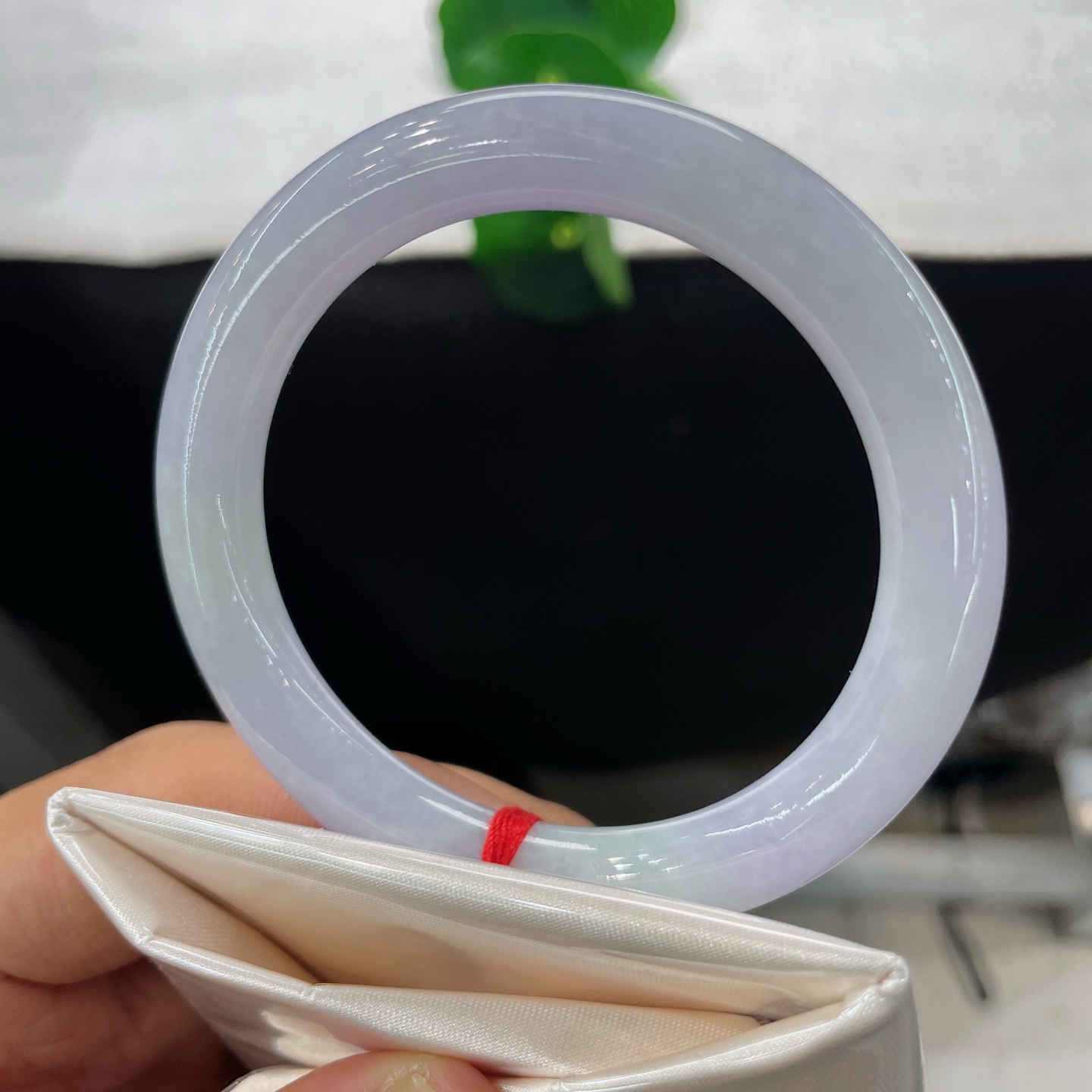圈口54.3/8.8，美人条，54/55可戴，揉碎暮色紫云，凝玉铸作圆镯，莹润冰肌裹一层朦胧浅紫，棉纹