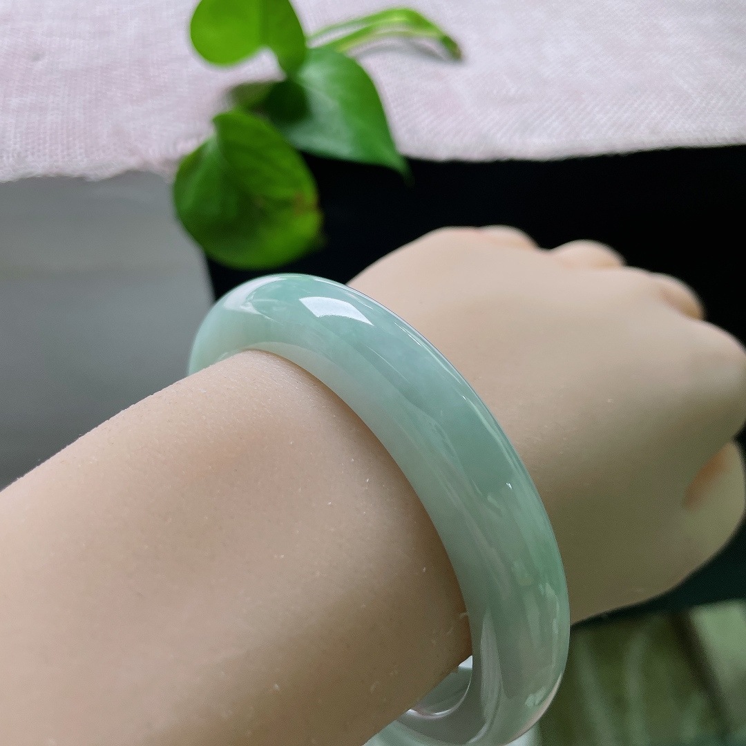 57.8/12.4/8.5，绿底正圈，无裂，干净浅绿玉圈，简约轻奢不挑穿衣风格。ss55676a。