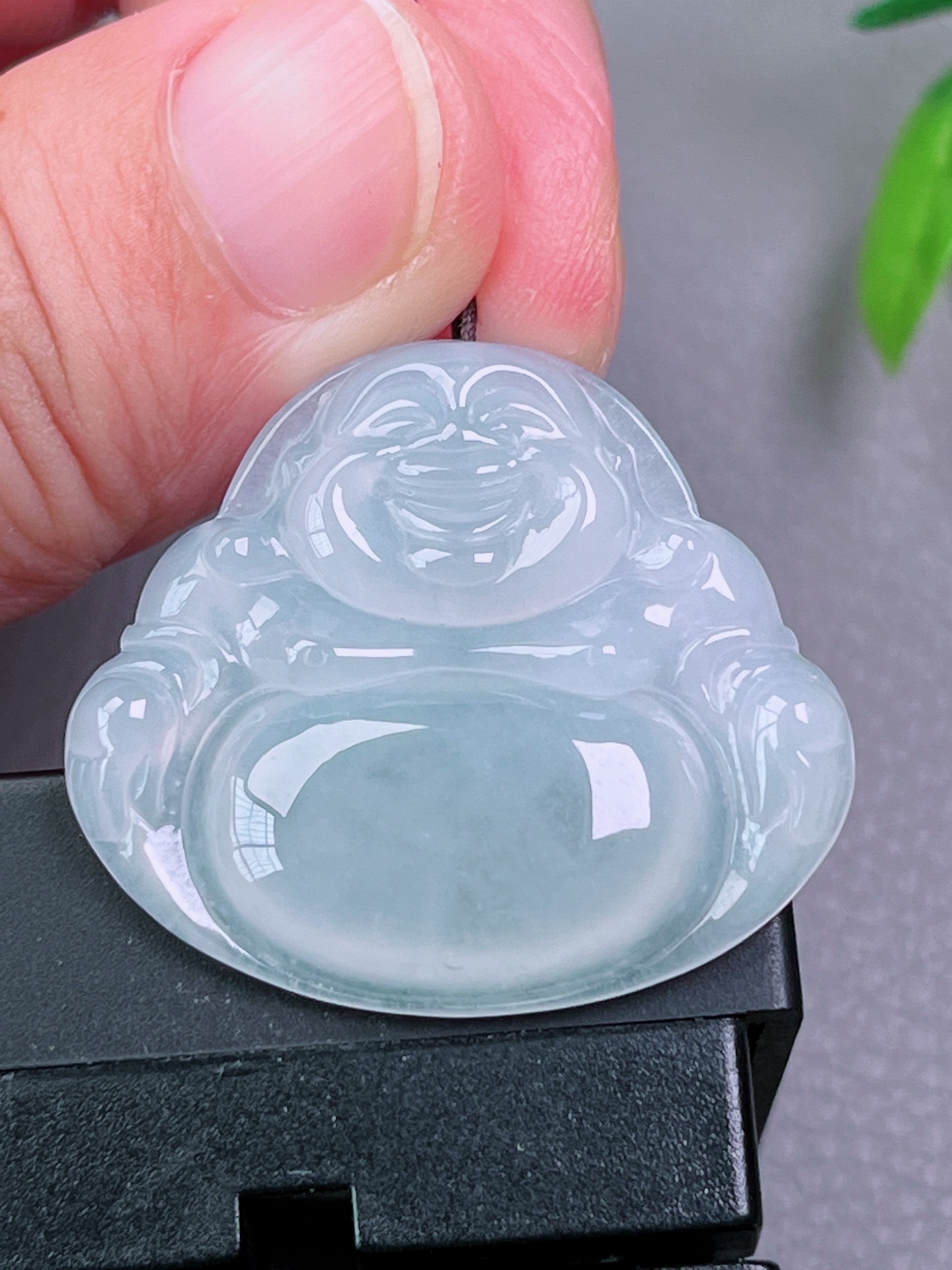 冰种佛公，无裂，油洁，冰透水润，起荧光，尺寸：29.2-33-5.4