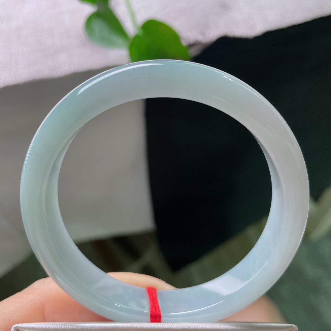 57.9/11.8/7.5，蓝底正圈，清爽自然，落落大方，百搭款，时尚不挑肤色，无裂，56105a