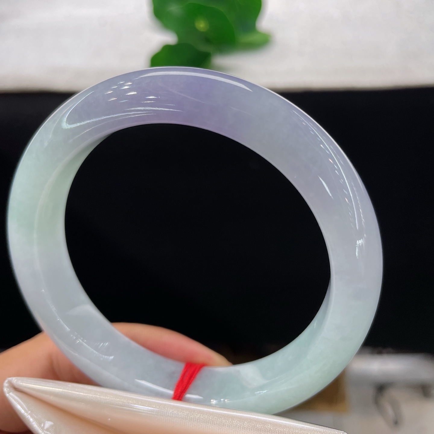 圈口60.4/12.5/9.5，春彩正圈，60/61可戴，镯身一半晴水浅绿、一半雾感紫罗兰，无裂