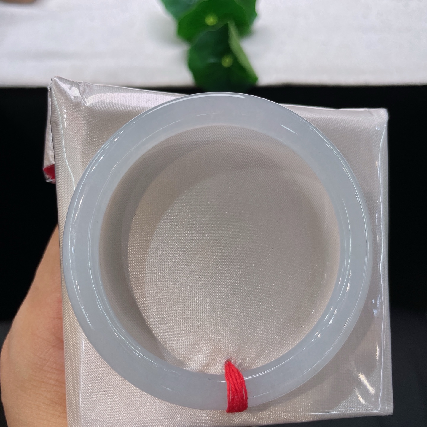 圈口57/7.3，白冰美人镯，57/58可戴，1. 莹玉凝霜色，素镯揽清光，无裂