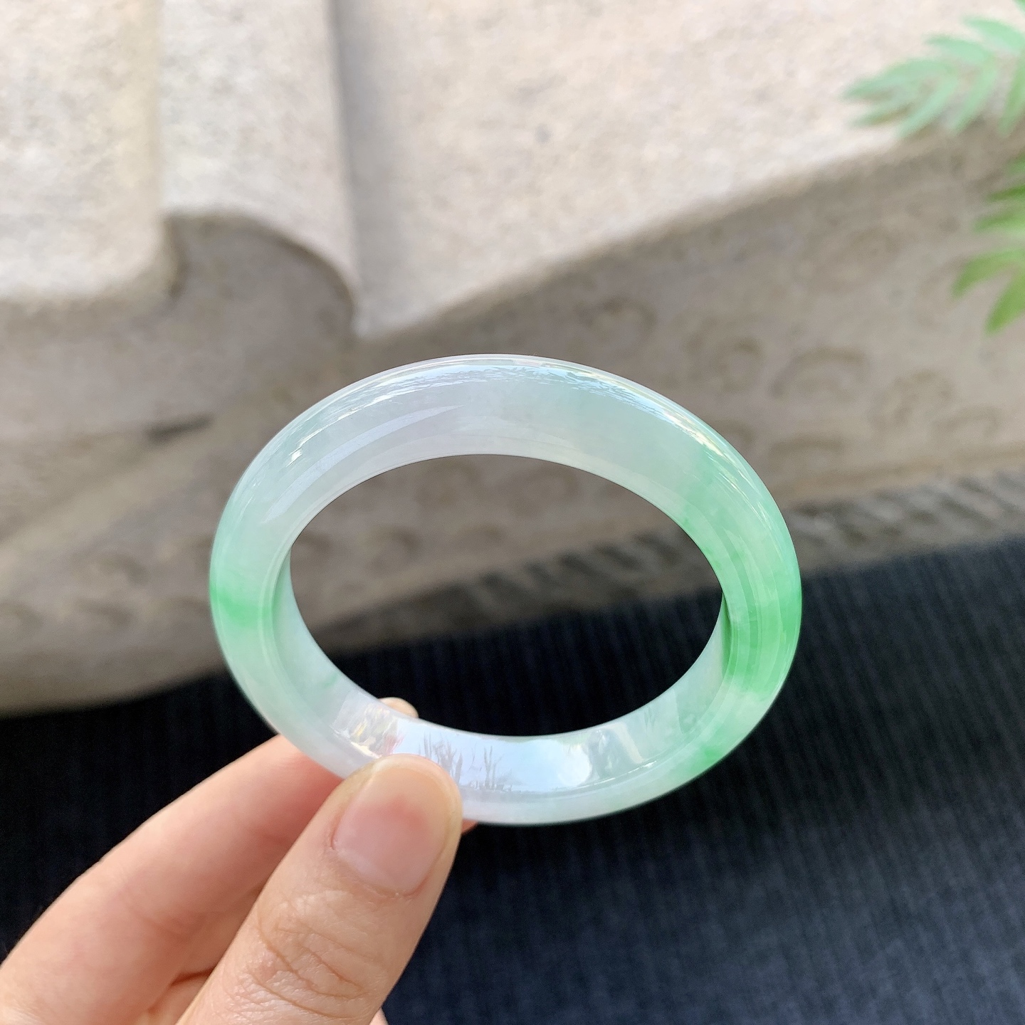 正圈48 49【圈口】49.8/10.5/7.7【编码】B2072710【描述】糯冰飘辣绿，水润，种老，细腻，无裂
