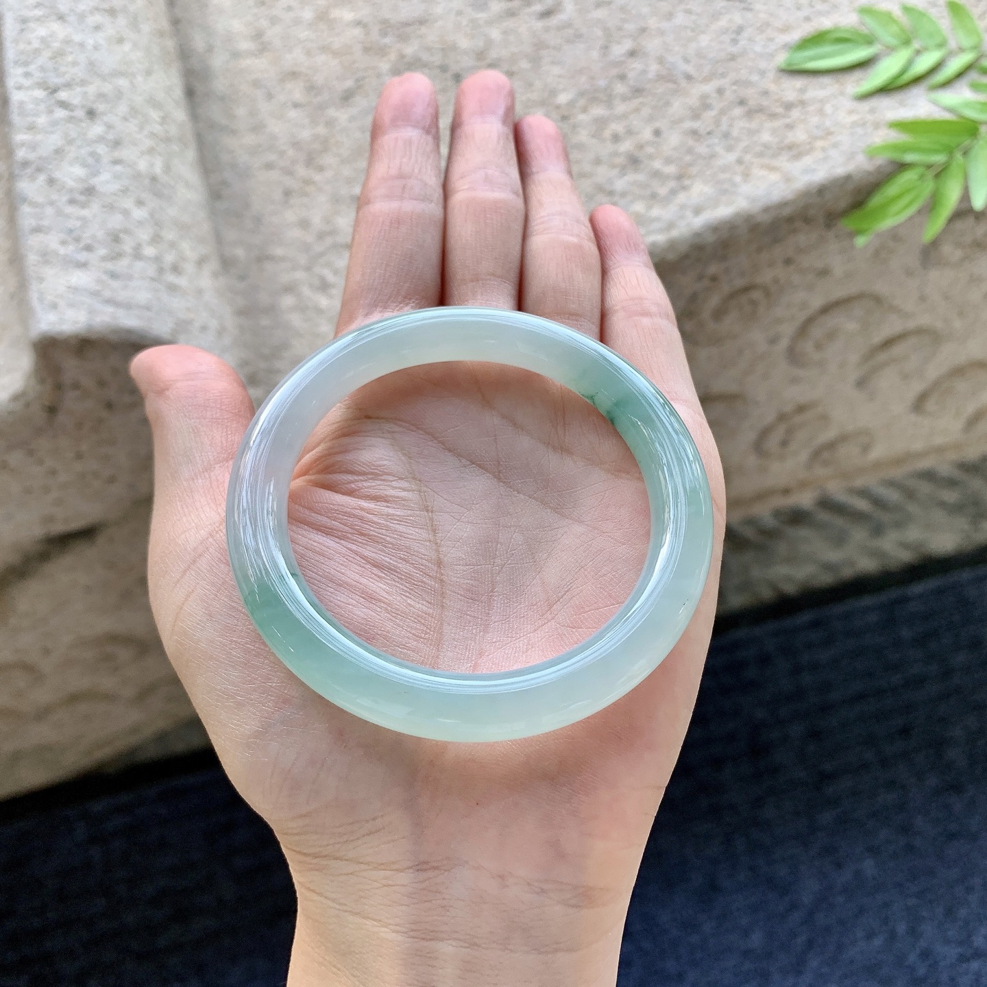 圆条53 54【圈口】54.2/8.4/8.8【编码】T1072578【描述】糯冰飘花，水润，种老，细腻，打灯有棉线