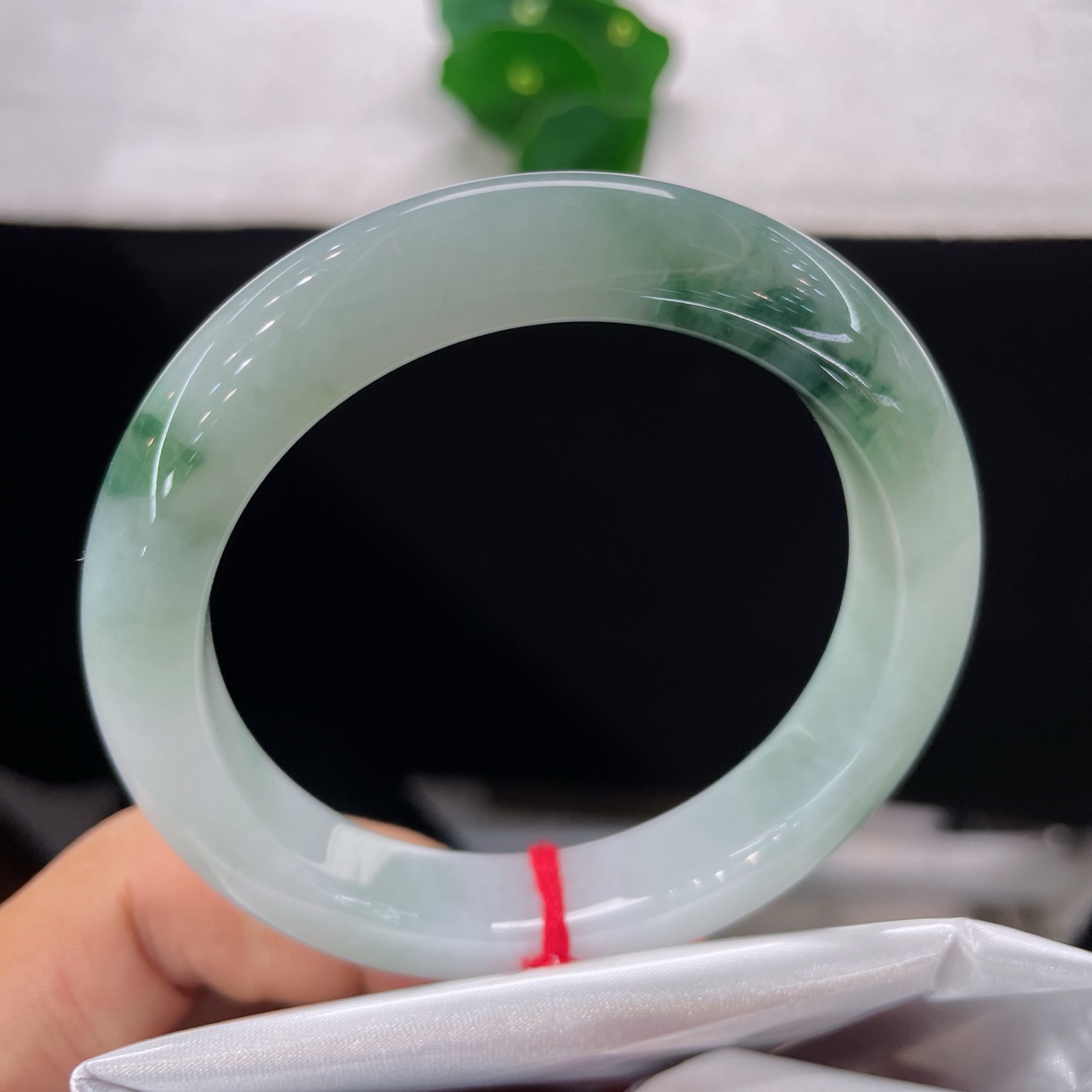 圈口55.3/11.6/9.3，冰飘花正圈，54/55可戴，清润冰底如玉湖静水，无裂