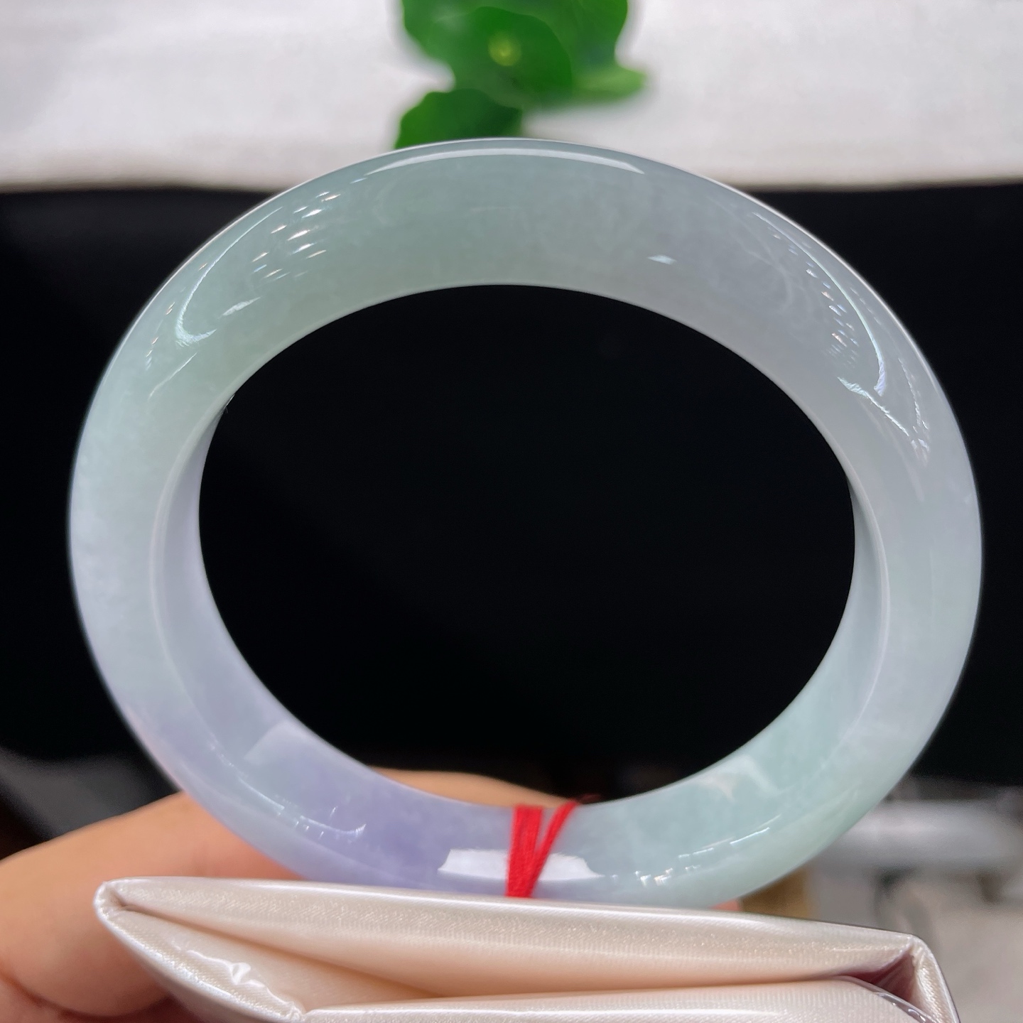 圈口60.4/12.5/9.5，春彩正圈，60/61可戴，镯身一半晴水浅绿、一半雾感紫罗兰，无裂