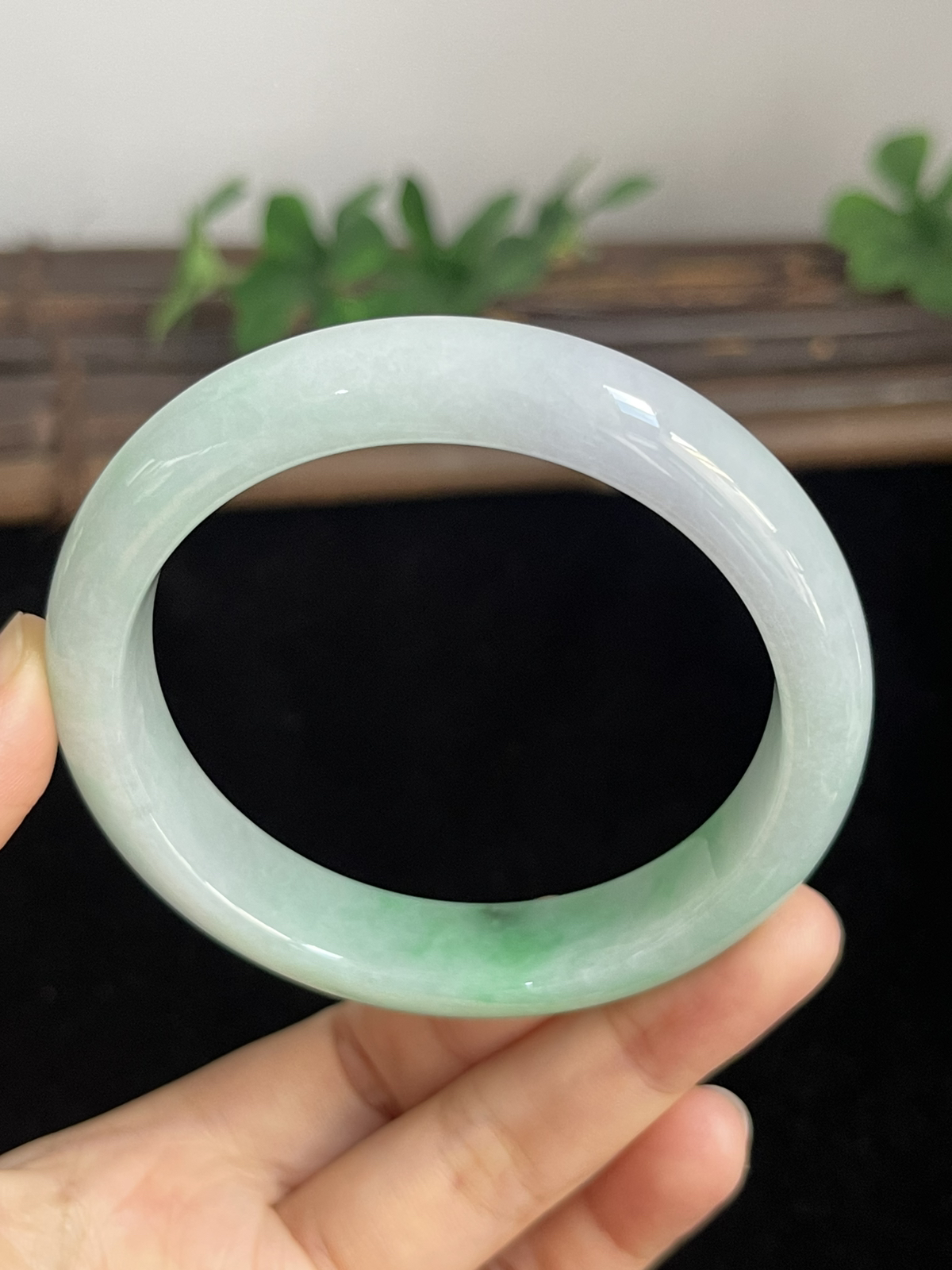正圈58圈口，翡翠糯化种飘绿手镯