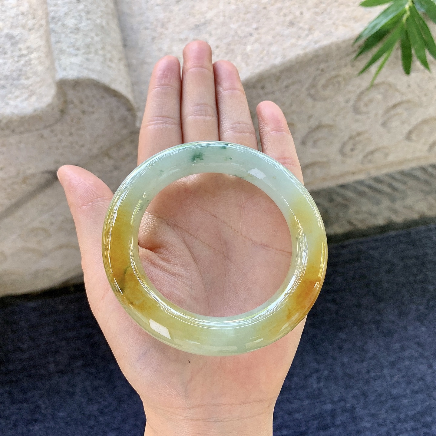 圆条54 55【圈口】55.8/12/12.3【编码】B2072712【描述】冰糯黄翡飘花，水润，种