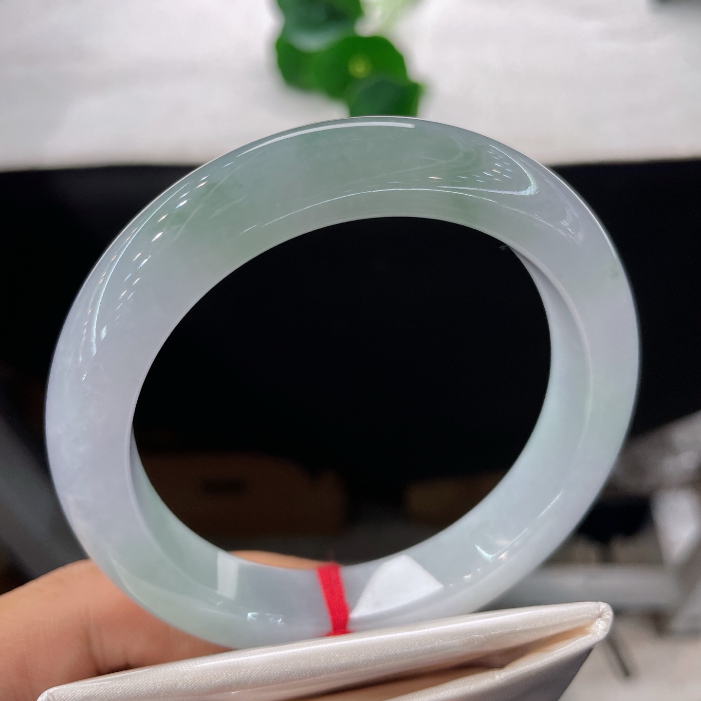圈口60.1/12.8/9.6，冰飘花正圈，59/60可戴，凝霜玉为骨，揉浅翠成烟，几缕青痕轻落素镯，无裂。
