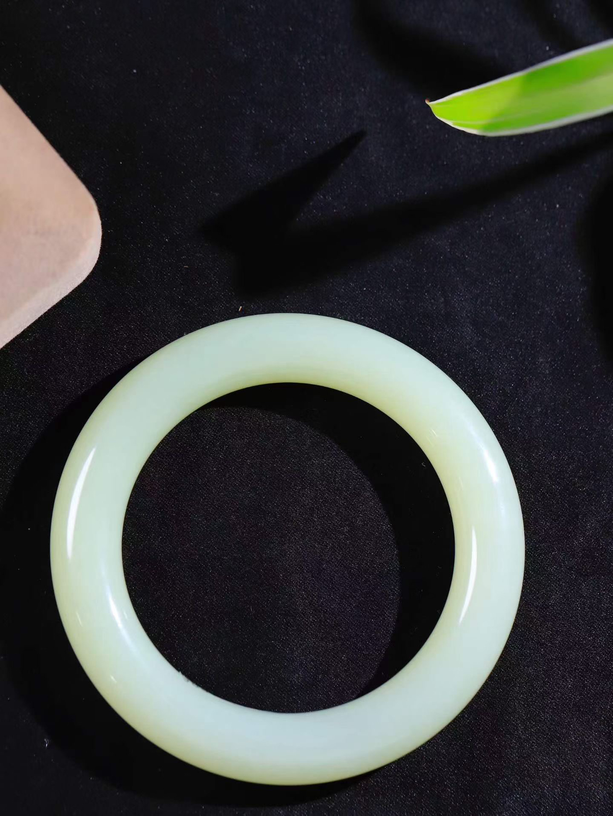 【玉佳人·手镯】

精品️和田玉黄口圆条手镯 ，玉质细腻油润，做工细致精美，端庄素雅，亭亭玉立，芊芊素手。芊芊素手，怎能忘镯？秀美圆条，更显婀娜。内径59mm 尺寸12.3-12.5mm重81.75克66702460A