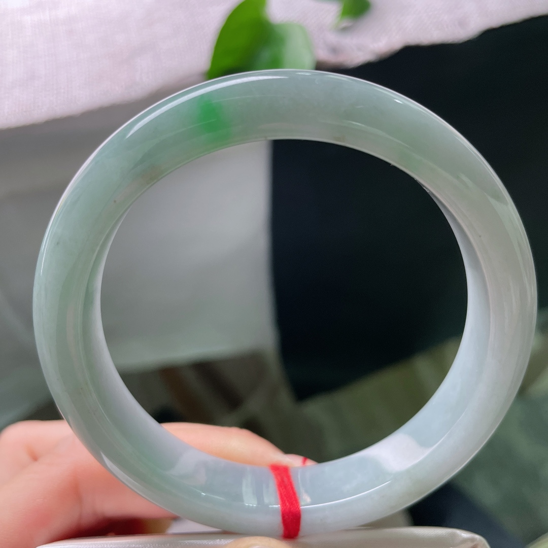 60.6/12.4/8.5，飘绿正圈，棉线，素润湖玉凝清辉，一点翠色落镯间，平添几分灵动生机，棉线，