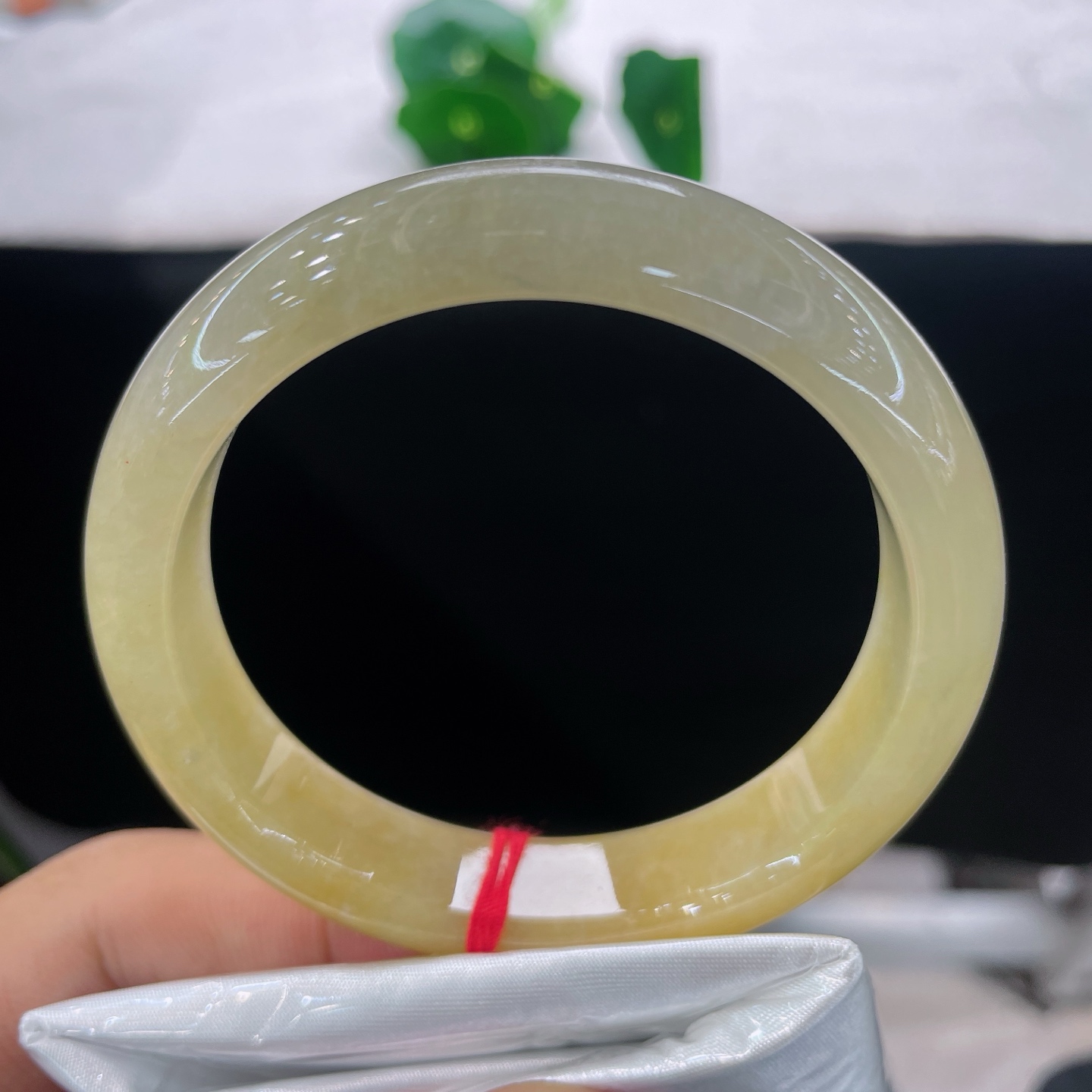 圈口55.7/13/7.6，天然黄翡正圈，55/56可戴，蜜黄清润流转，柔光缱绻绵长，微微棉