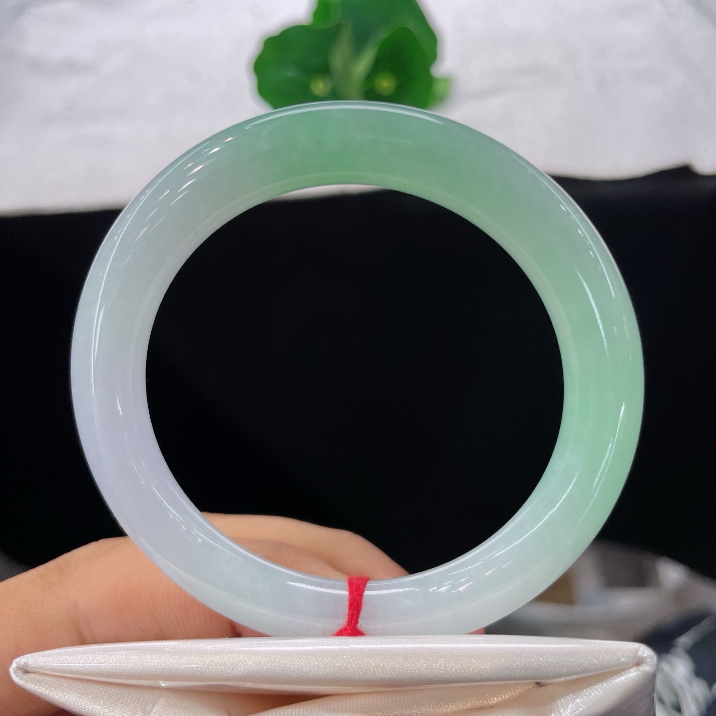 圈口51.8/8.6，淡春彩圆条，52/53正圈可戴，一半冰润柔紫，一半清新甜绿，双色交融。无裂