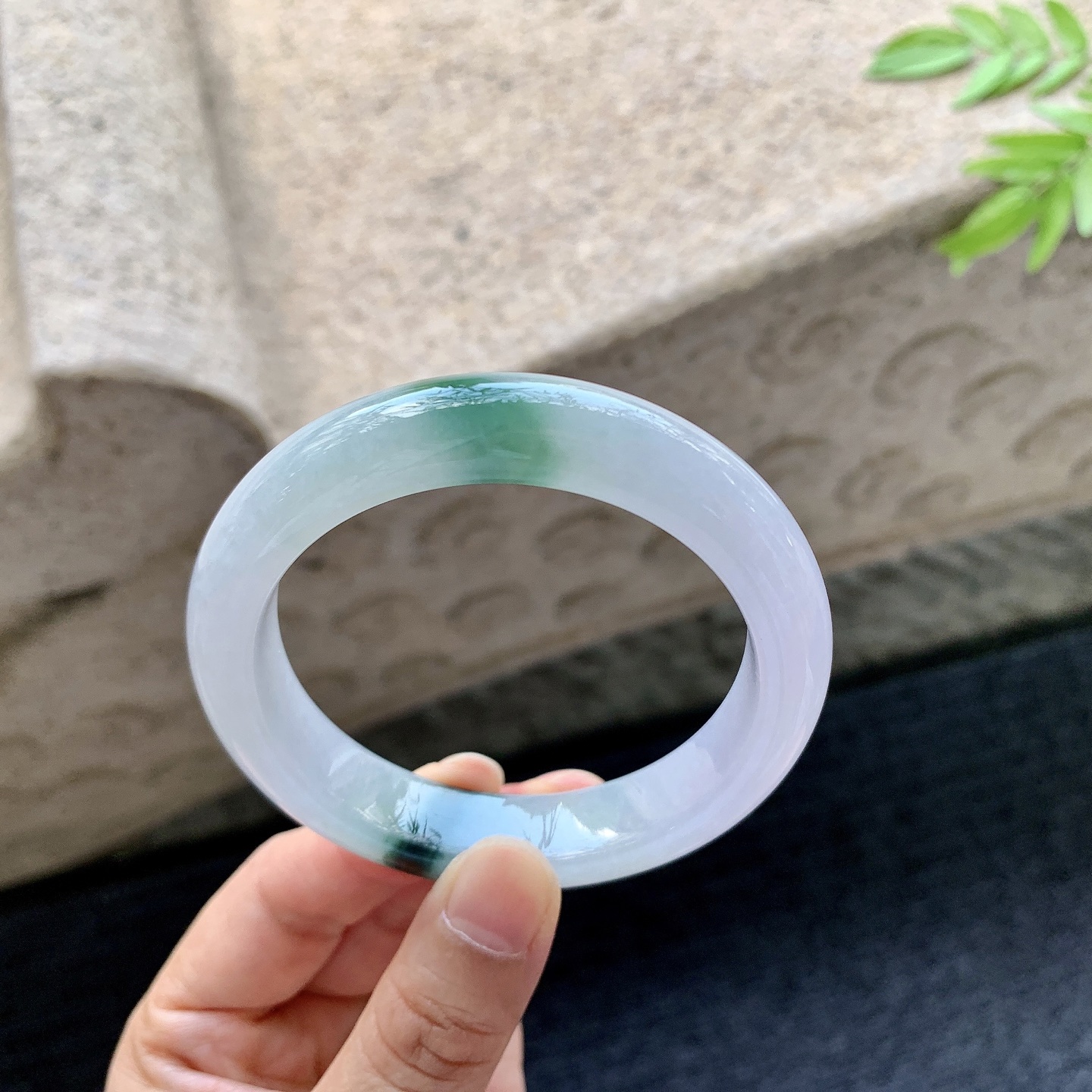 正圈53 54【圈口】54.5/12.5/8.8【编码】FL072578【描述】粉紫飘绿，水润，种老，细腻，打灯有絮线