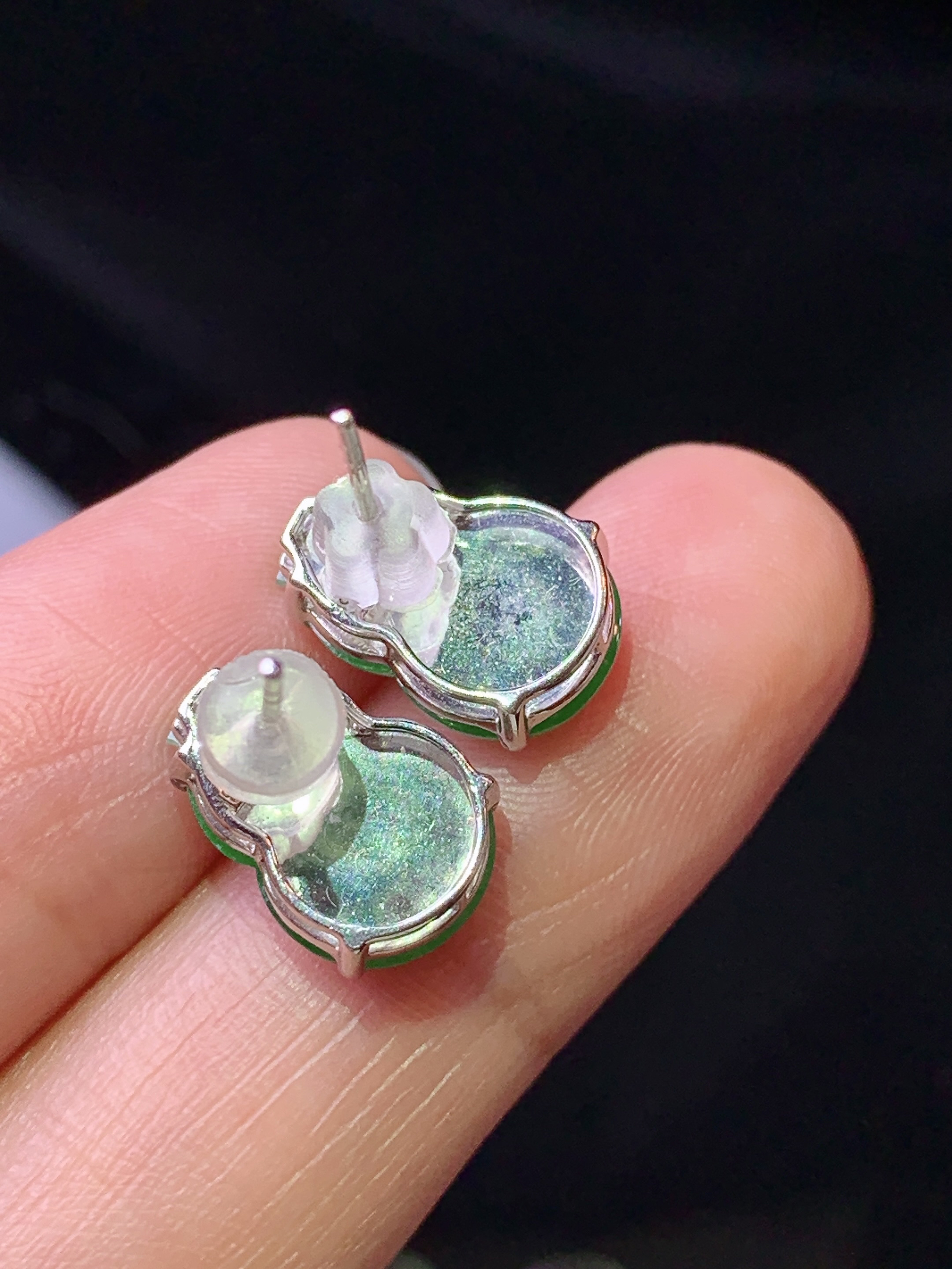 18k金镶嵌阳绿葫芦耳钉 吊坠 玉质细腻 色泽艳丽清新 水润亮眼 整体尺寸12.5*8.8*5.2 z1