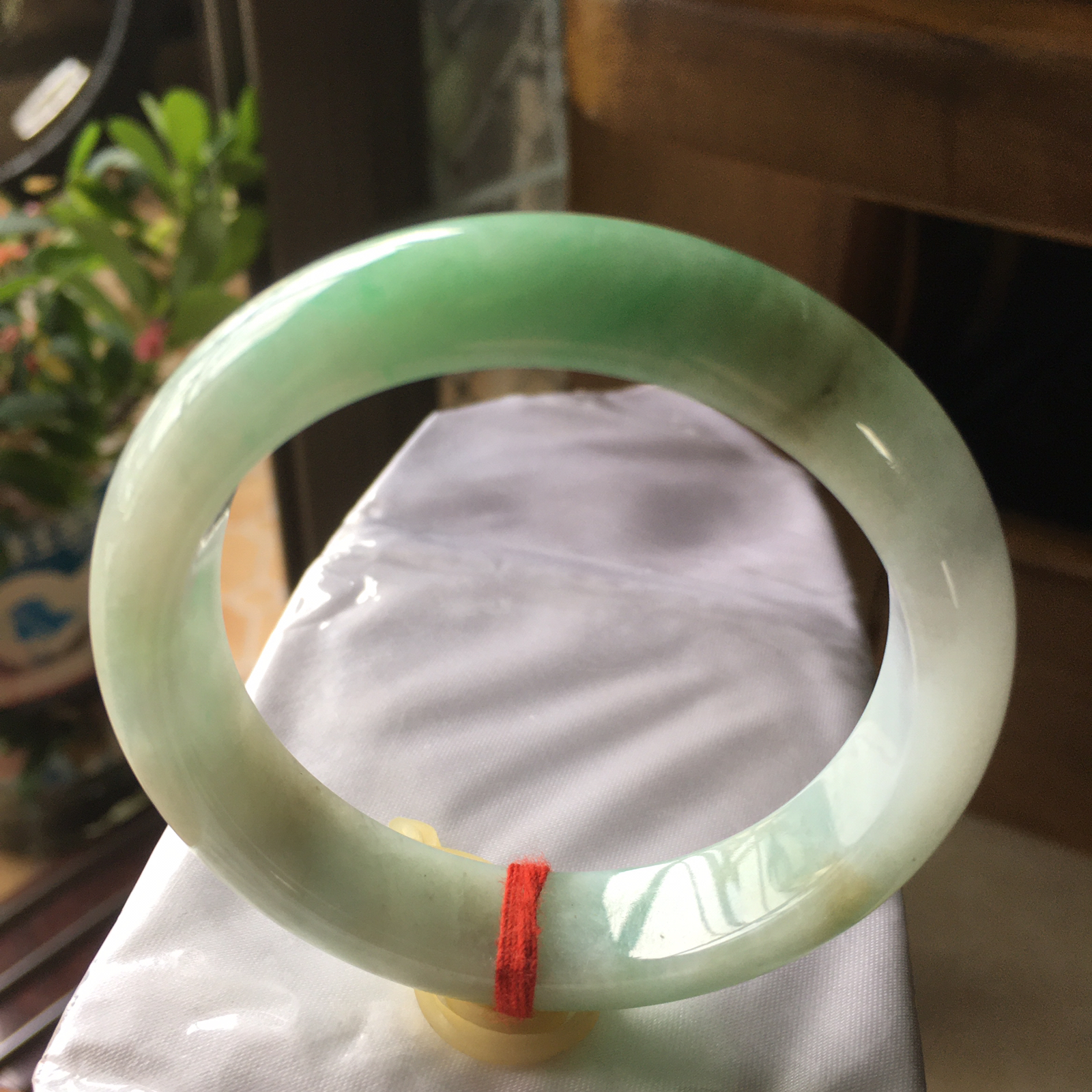 52圈口正圈飘绿手镯，版型正庄飘绿，质地细腻水润，自然光实拍，尺寸：52.8*12.7*7.9（毫米）手工测量略有误差