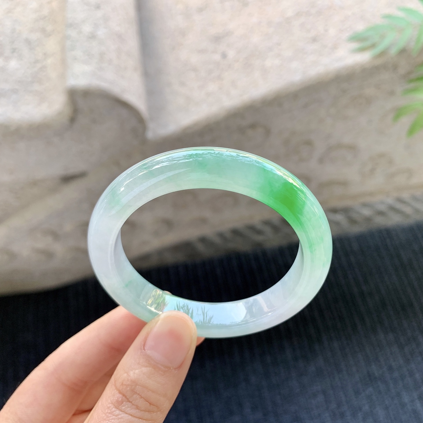 正圈48 49【圈口】49.8/10.5/7.7【编码】B2072710【描述】糯冰飘辣绿，水润，种老，细腻，无裂