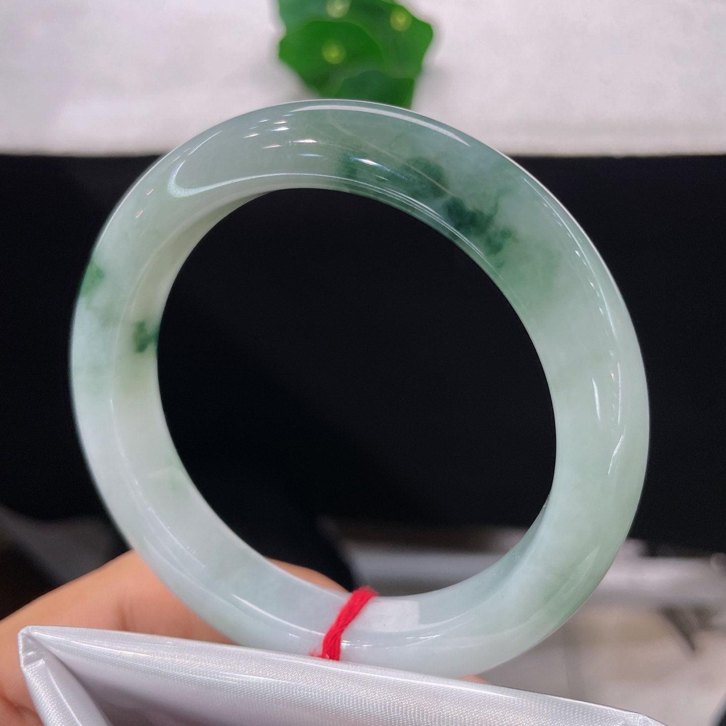圈口55.3/11.6/9.3，冰飘花正圈，54/55可戴，清润冰底如玉湖静水，无裂