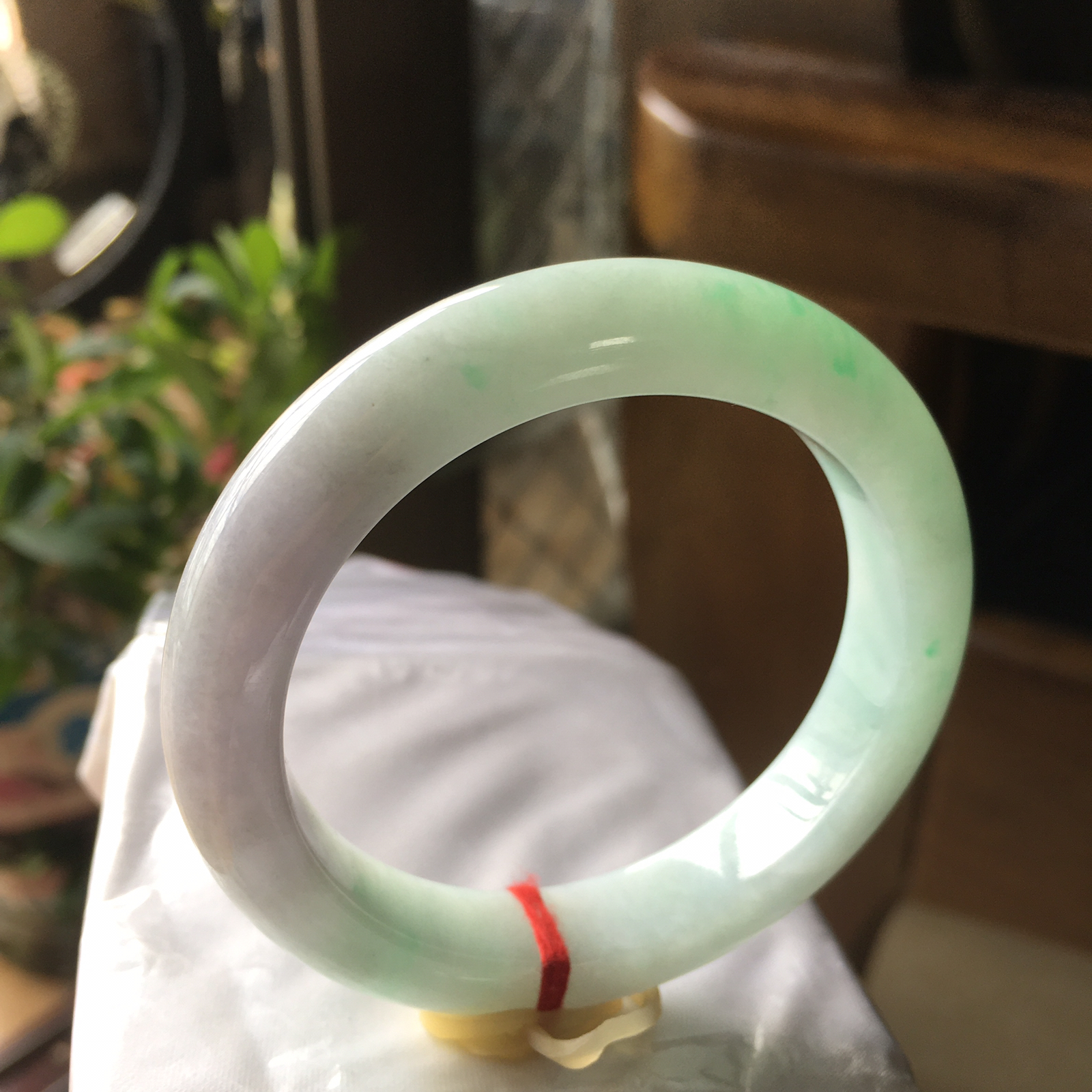 52圈口正圈飘绿手镯，版型正庄飘chunfai质地细腻水润，自然光实拍，尺寸：52.3*10.6*8