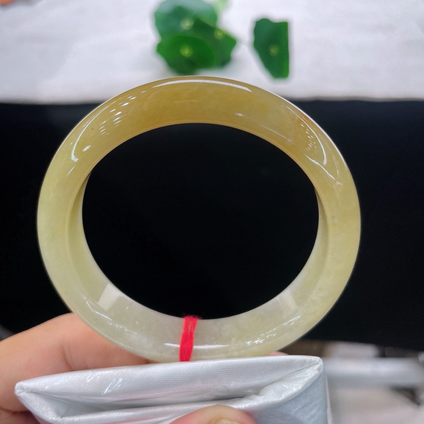 圈口55.7/13/7.6，天然黄翡正圈，55/56可戴，蜜黄清润流转，柔光缱绻绵长，微微棉