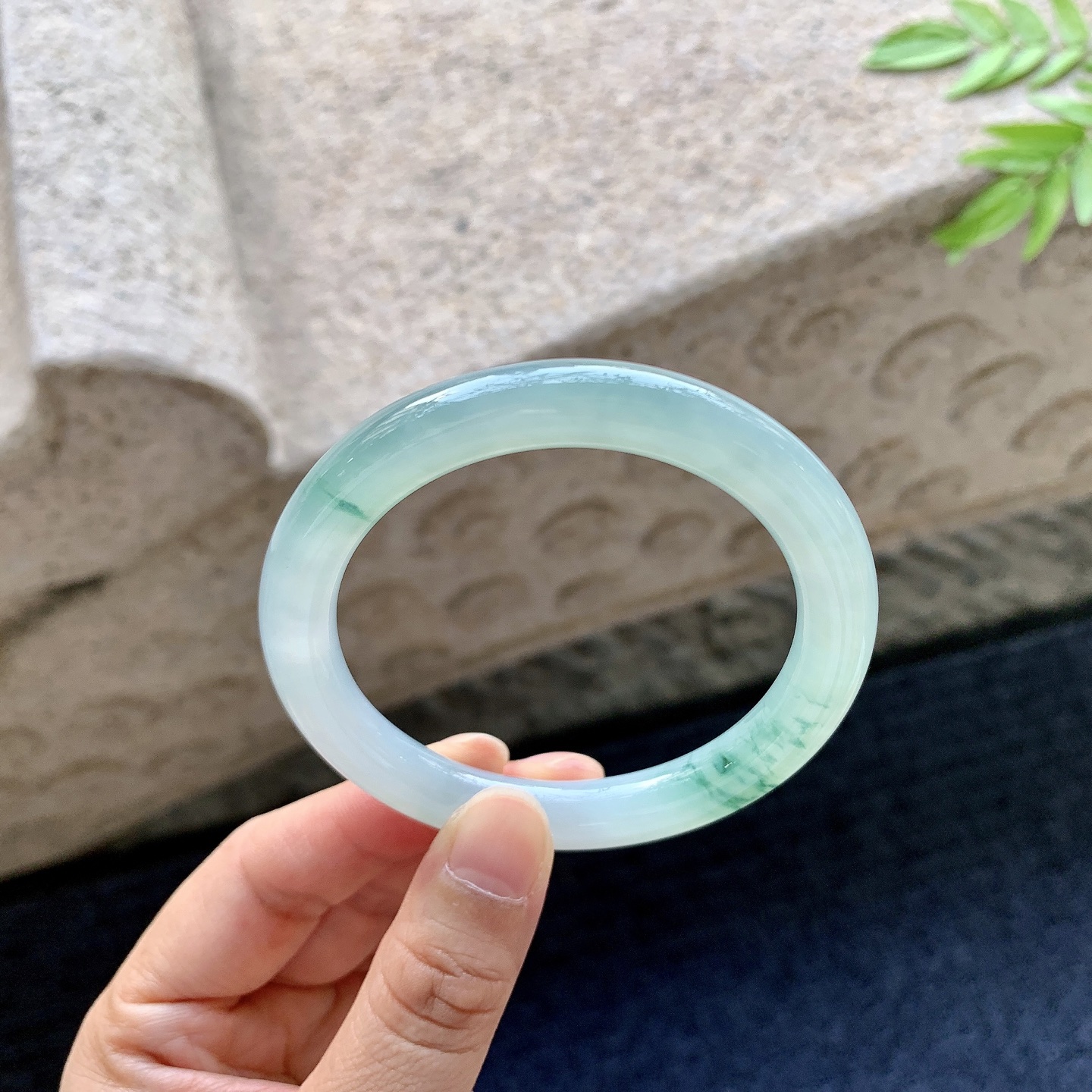 圆条53 54【圈口】54.2/8.4/8.8【编码】T1072578【描述】糯冰飘花，水润，种老，细腻，打灯有棉线