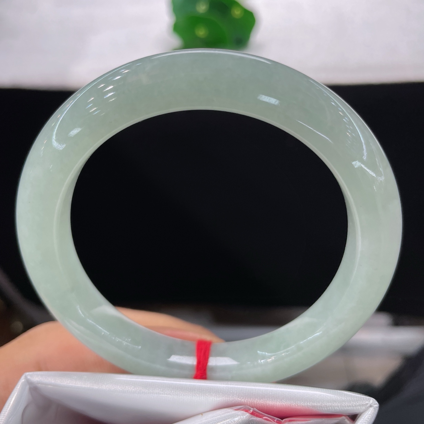 圈口58.5/10.2/9.5，晴底正圈，58/59可戴，一整圈温润晴水浅翠，水光柔和静谧，无裂