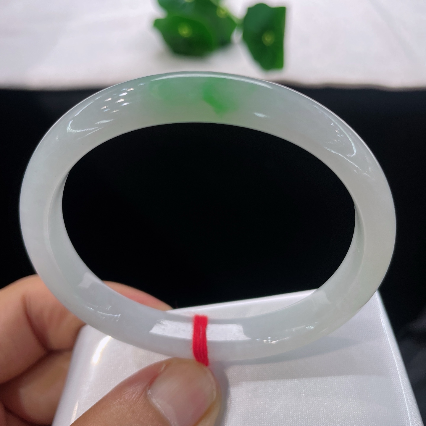 圈口56.5/9.5/6.2，白底青贵妃，54/55可戴，一点青痕随性晕开，不繁不乱，清灵雅致。无裂