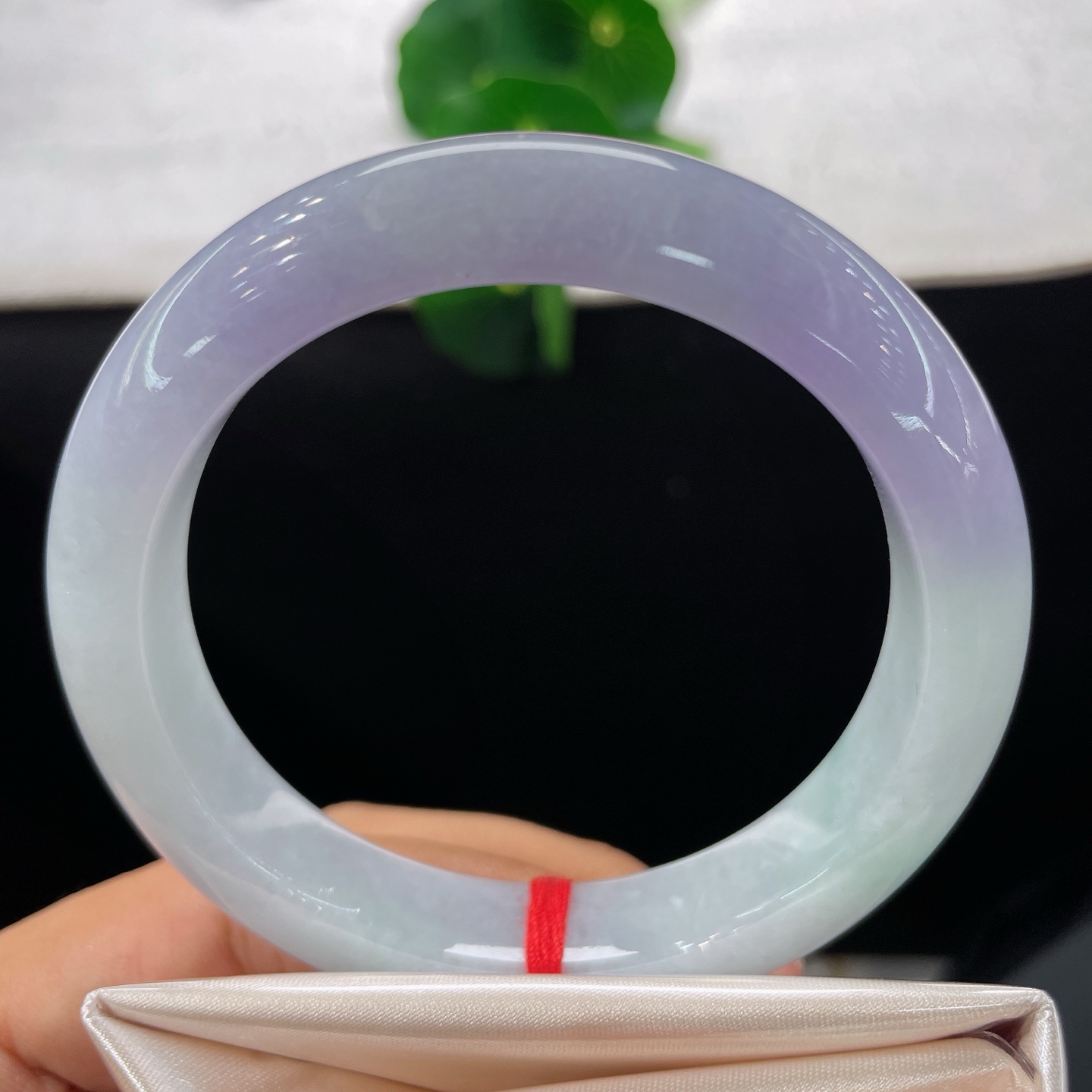 圈口58.4/11.9/9.4，春彩正圈，57/58可戴，浅碧为底，暮紫衔边，冰肌玉环揉入春日青岚与