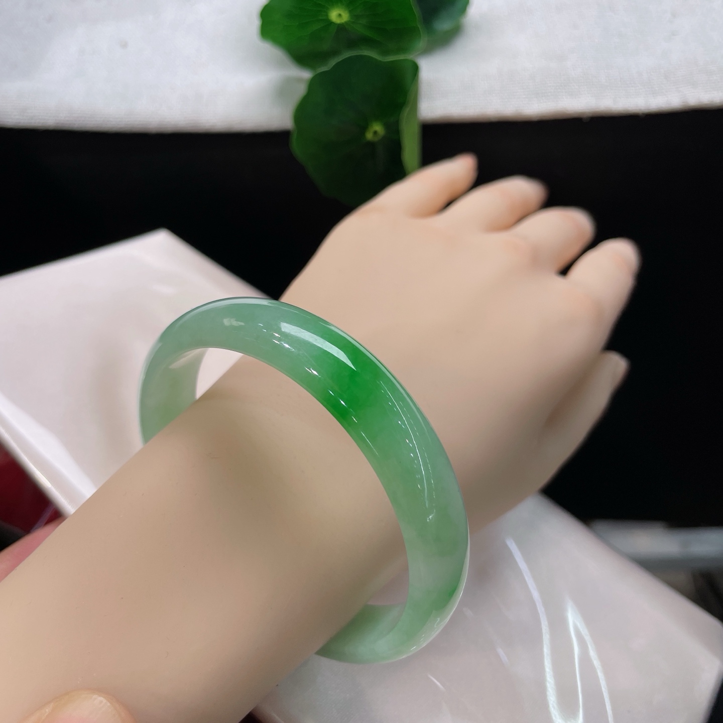 圈口59.8/14/6.9，晴底飘阳绿正圈，59/60可戴，不必遍身繁花，一抹俏绿足矣，揽春风入袖，守岁岁安然，无裂
