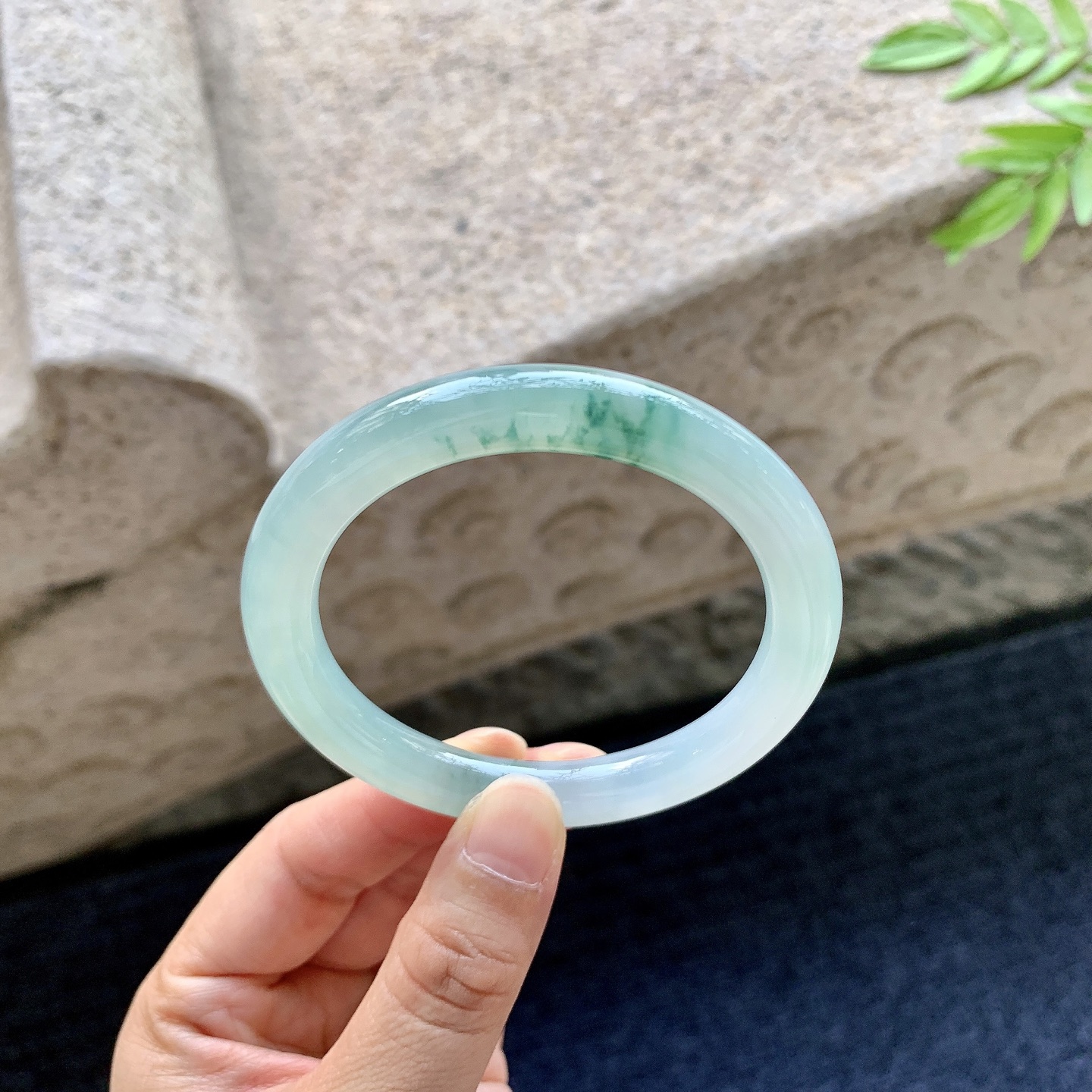 圆条53 54【圈口】54.2/8.4/8.8【编码】T1072578【描述】糯冰飘花，水润，种老，细腻，打灯有棉线