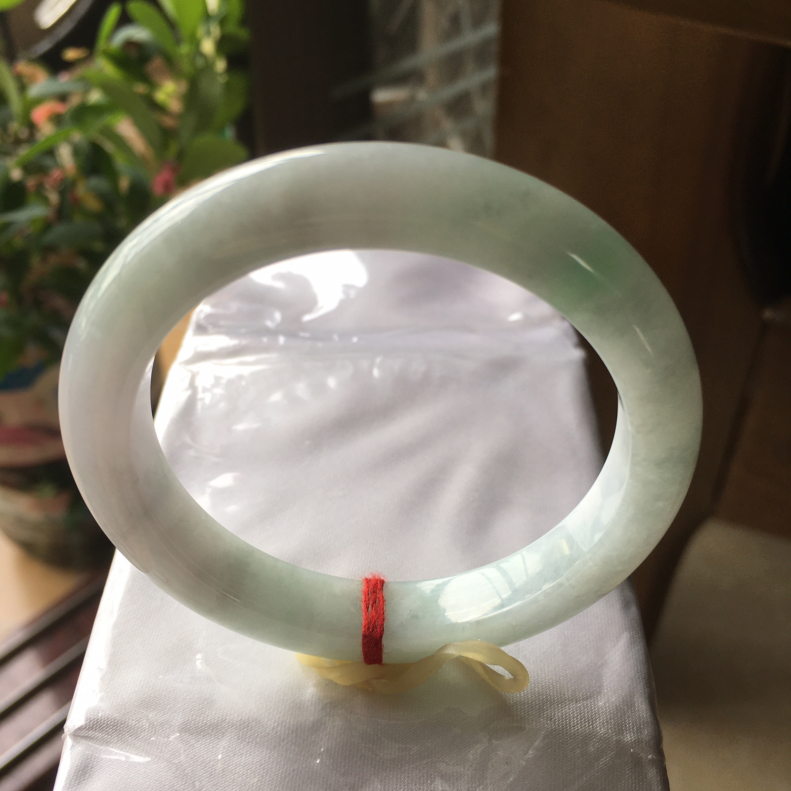 52圈口正圈飘绿手镯，版型正庄春带彩，质地细腻水润，自然光实拍，尺寸：52.7*9.9*8.8（毫米）手工测量略有误差