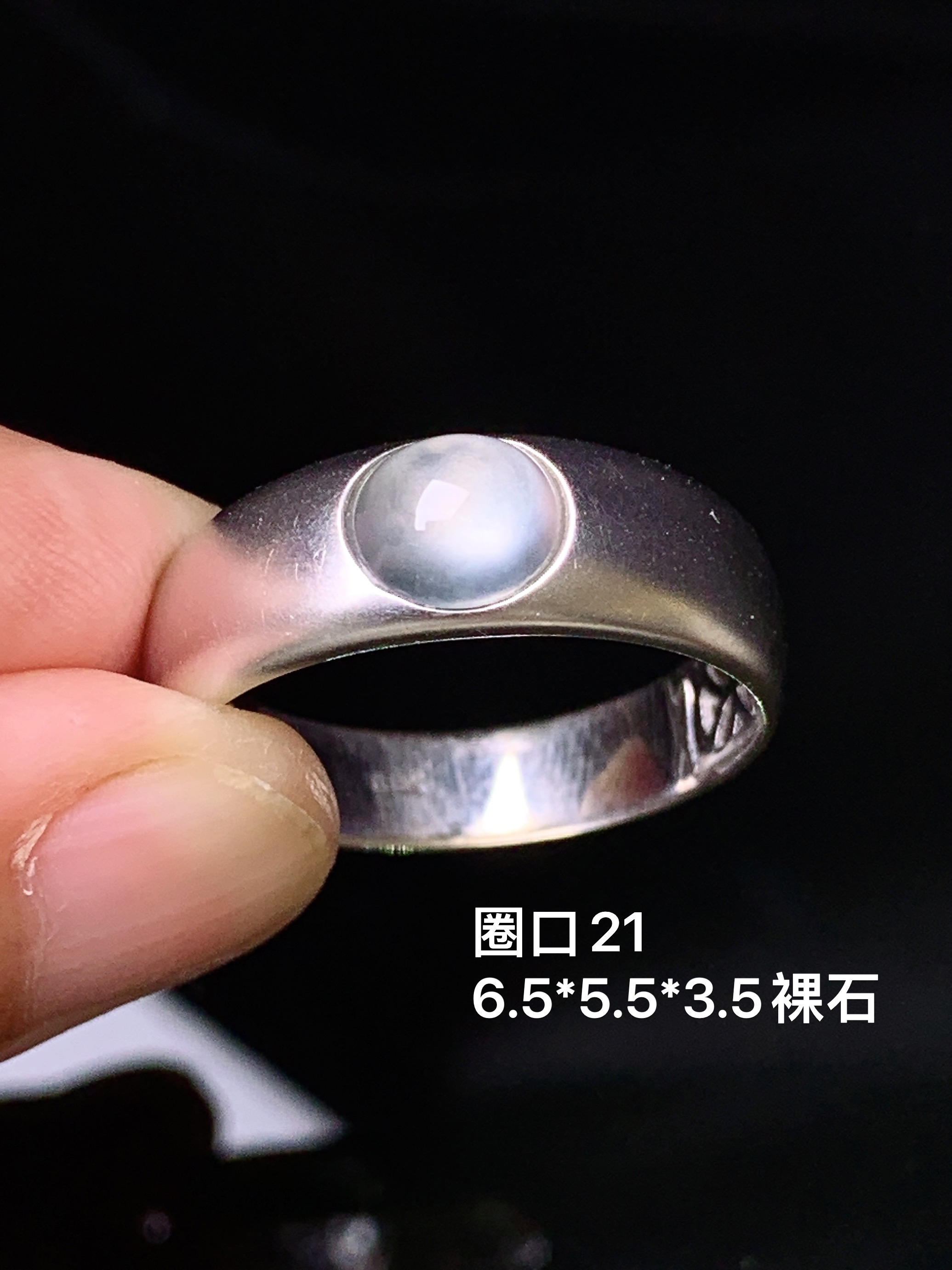 18k金钻镶嵌冰种蛋面戒指 玉质细腻 色泽艳丽清新 水润亮眼 圈口21 整体尺寸6.5*5.5*3.5 y9
