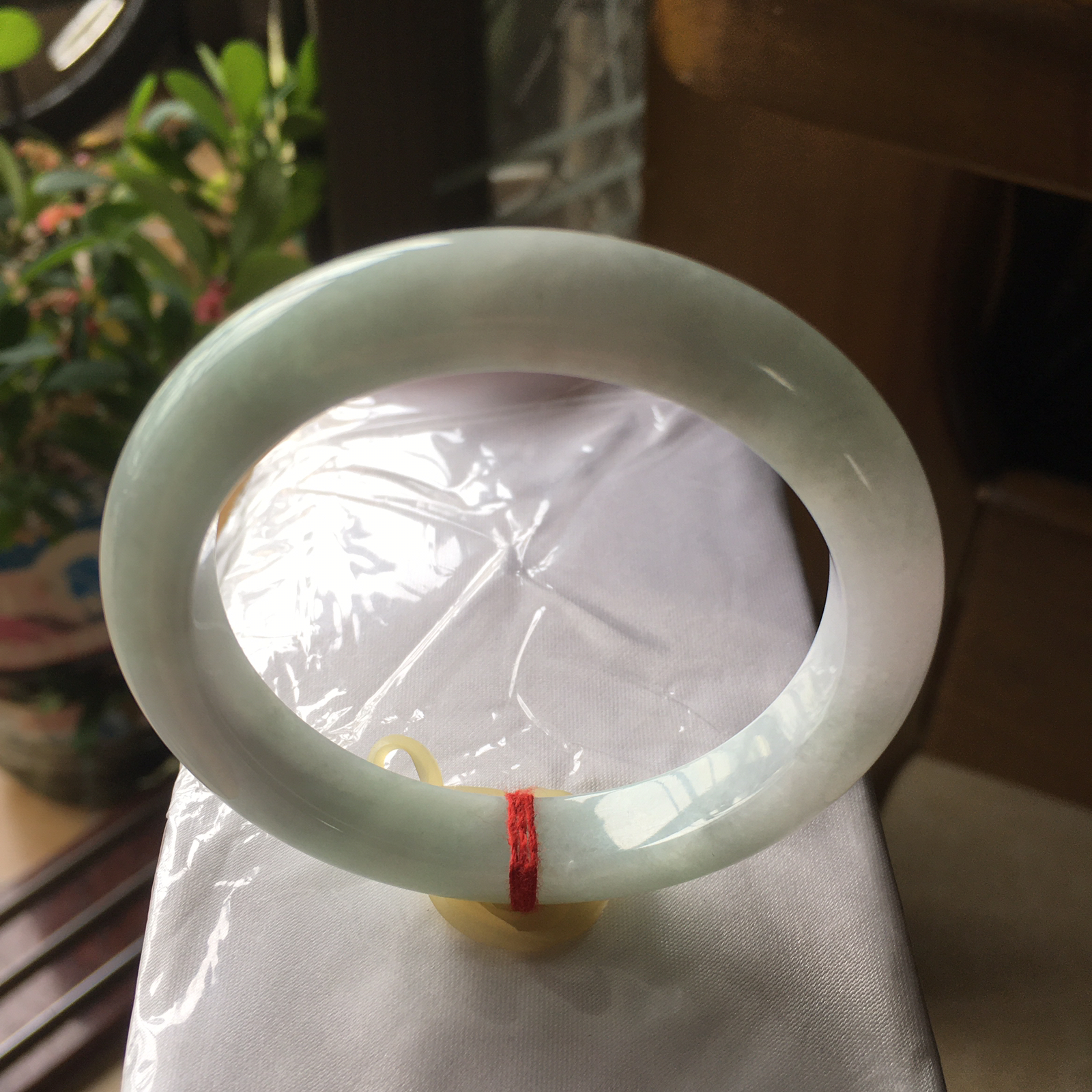 52圈口正圈飘绿手镯，版型正庄春带彩，质地细腻水润，自然光实拍，尺寸：52.7*9.9*8.8（毫米）手工测量略有误差