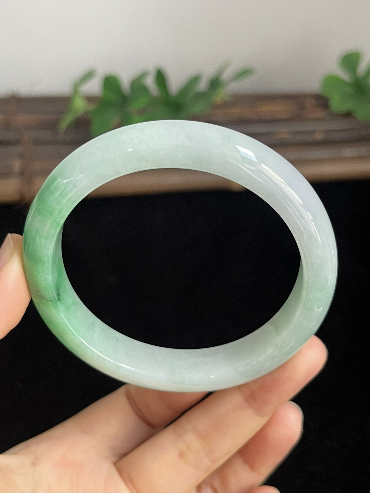 正圈58圈口，翡翠糯化种飘绿手镯