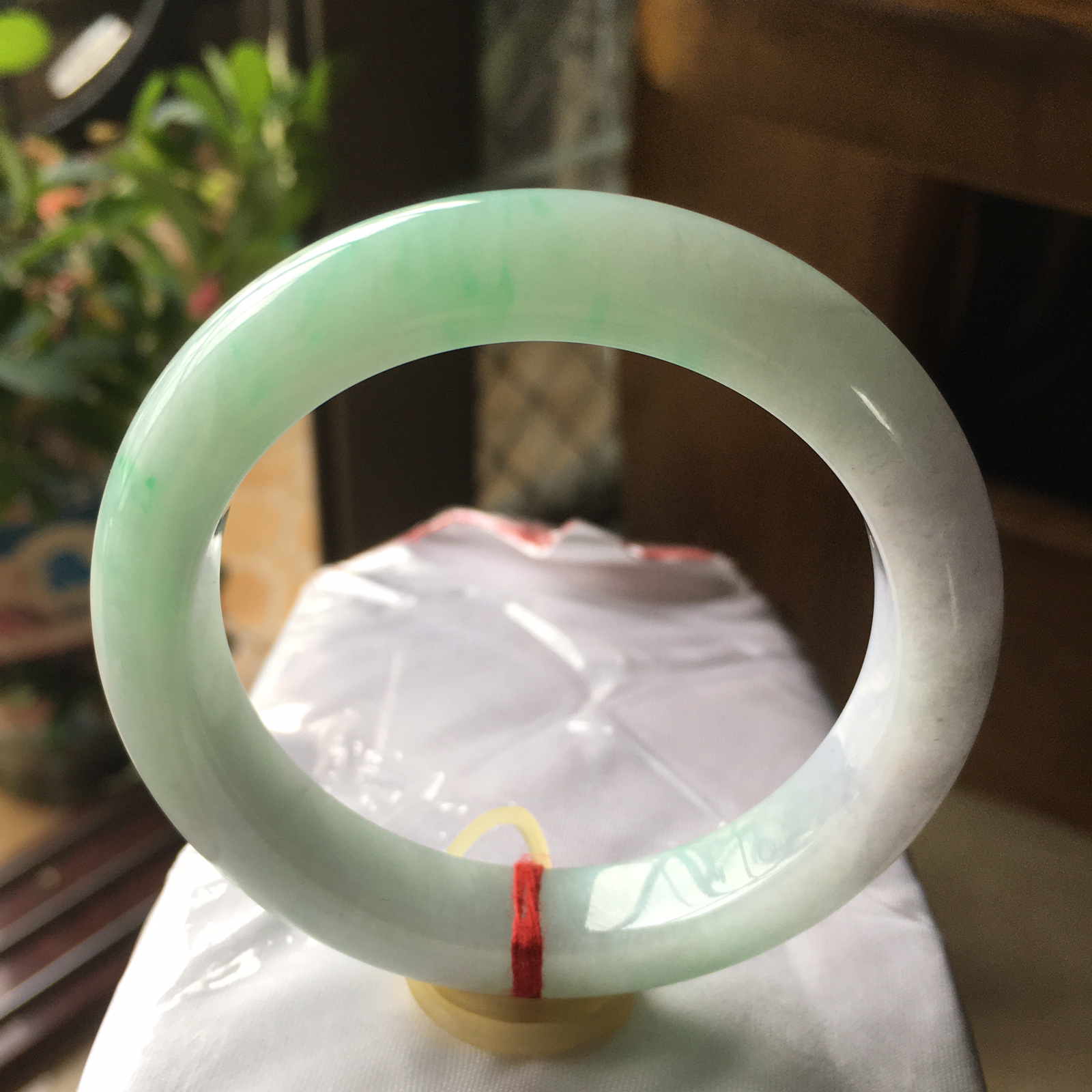 52圈口正圈飘绿手镯，版型正庄飘chunfai质地细腻水润，自然光实拍，尺寸：52.3*10.6*8.8（毫米）手工测量略有误差