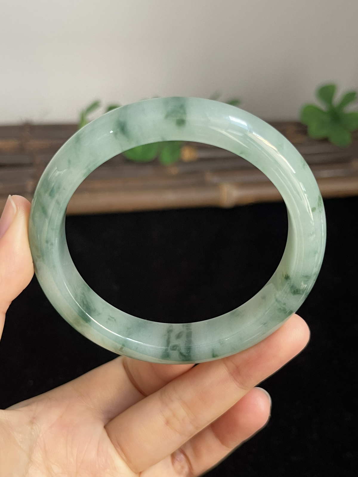 正圈56.8圈口，翡翠冰糯种飘绿手镯
