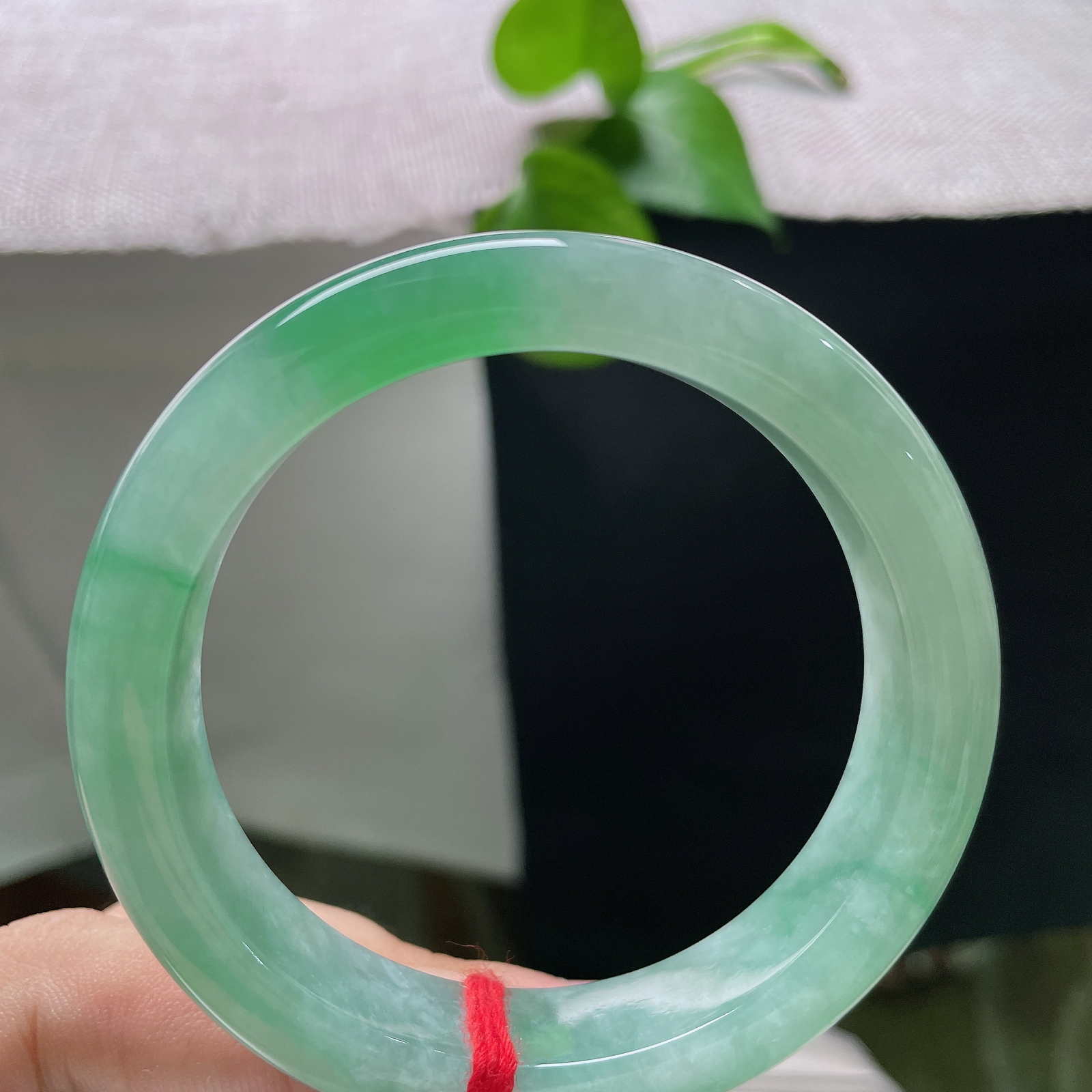 54.2/11.9/8.8，飘绿正圈，晶体感，通体匀润，飘翠萦绕，种水清亮，光泽柔和内敛，绿色淡雅不张扬，属于百搭耐看的通勤款式。ss55832a