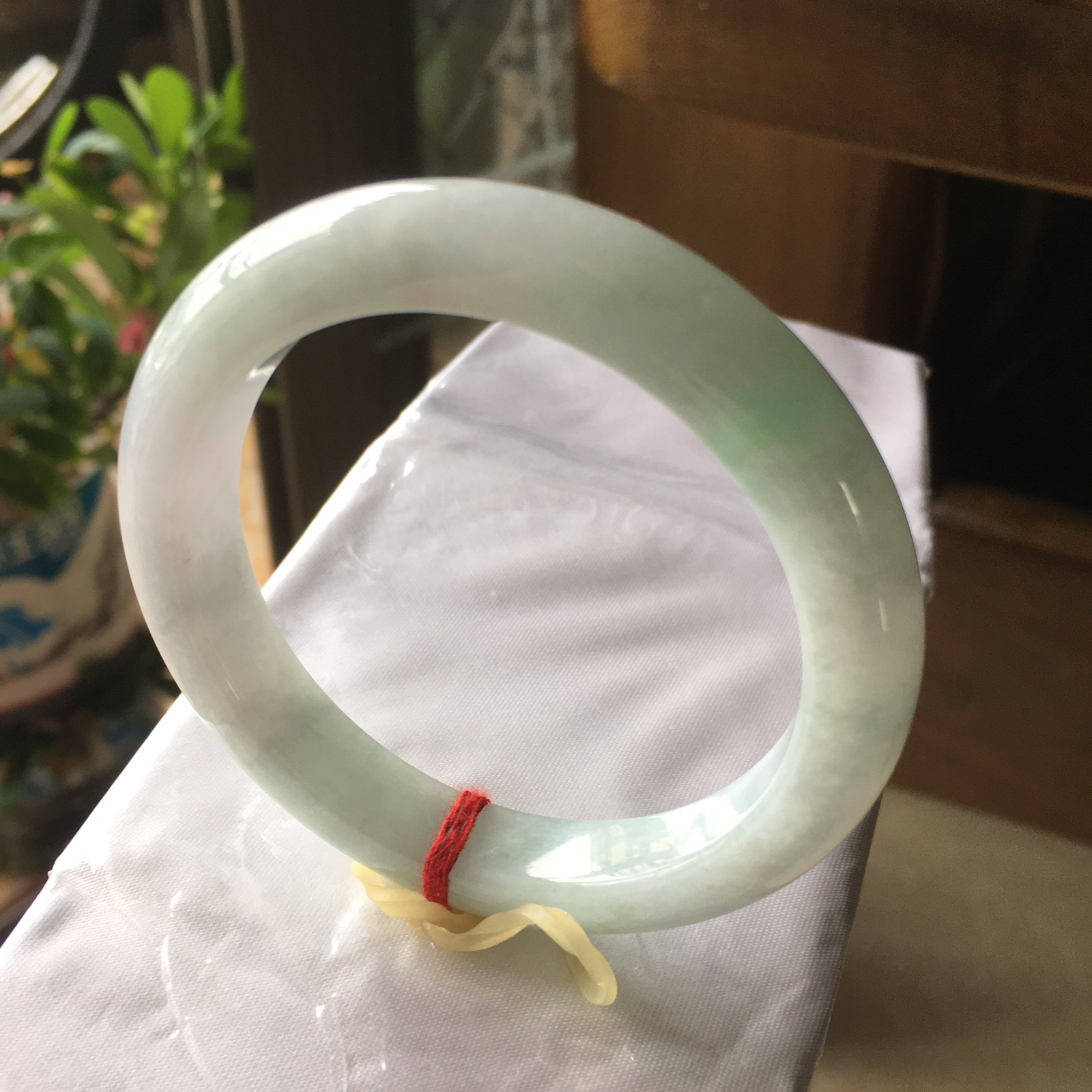 52圈口正圈飘绿手镯，版型正庄春带彩，质地细腻水润，自然光实拍，尺寸：52.7*9.9*8.8（毫米