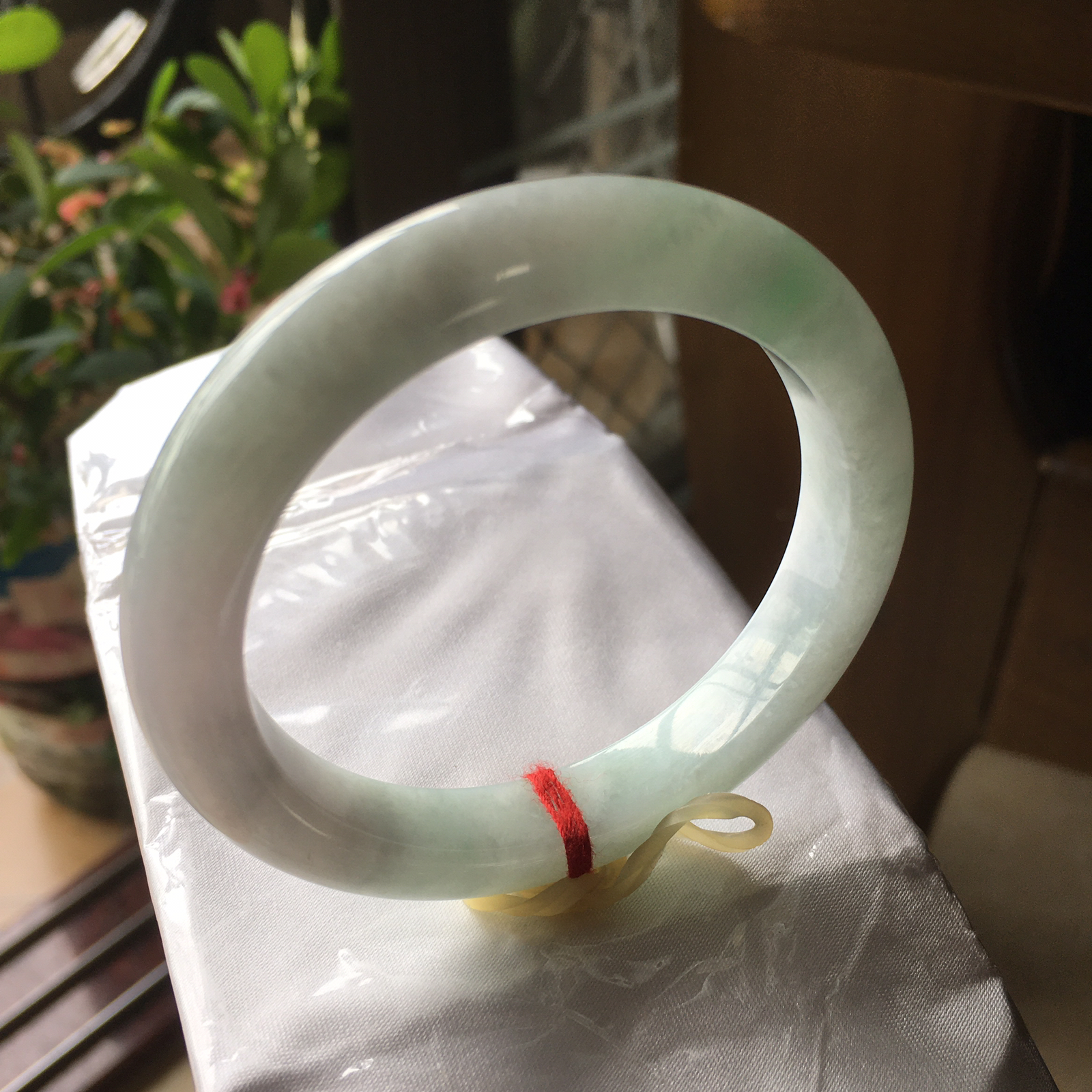 52圈口正圈飘绿手镯，版型正庄春带彩，质地细腻水润，自然光实拍，尺寸：52.7*9.9*8.8（毫米）手工测量略有误差