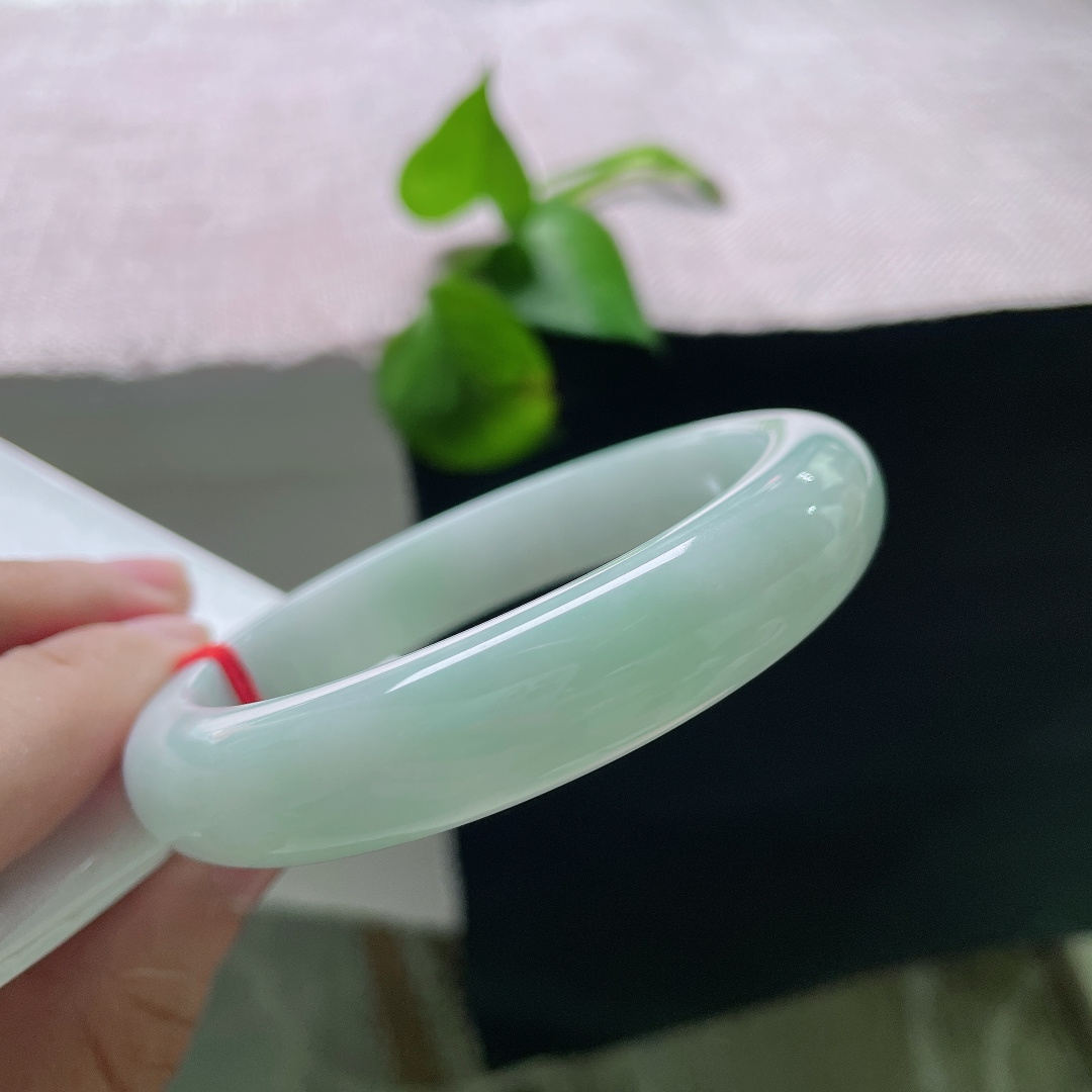 57.8/12.4/8.5，绿底正圈，无裂，干净浅绿玉圈，简约轻奢不挑穿衣风格。ss55676a。