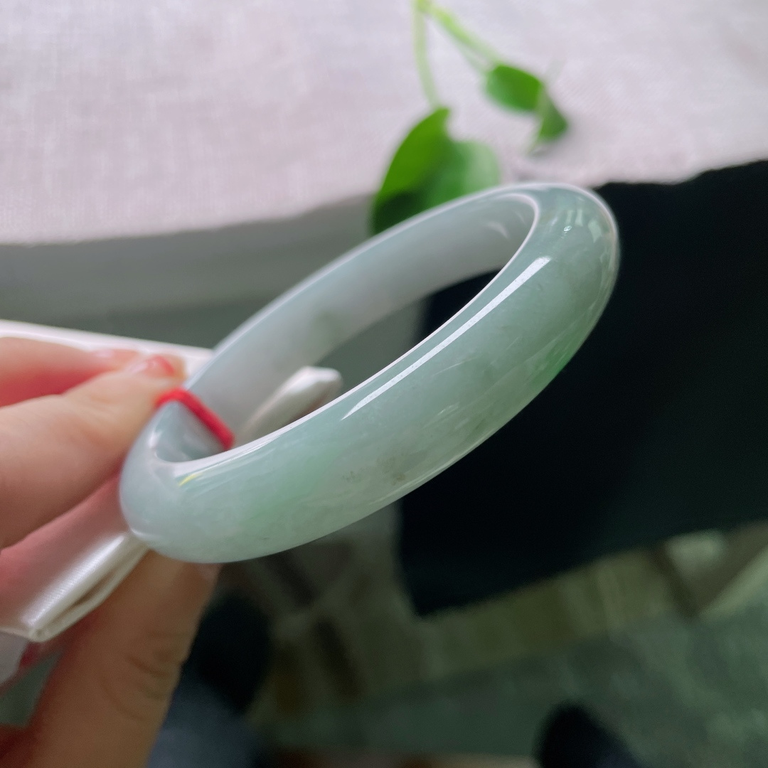 60.6/12.4/8.5，飘绿正圈，棉线，素润湖玉凝清辉，一点翠色落镯间，平添几分灵动生机，棉线，ss52134a