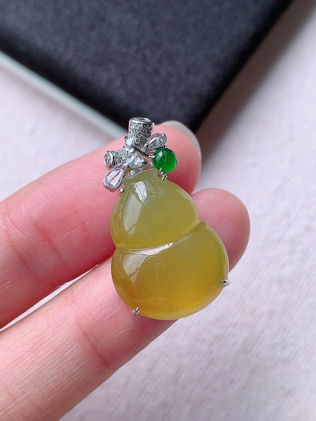 冰黄葫芦吊坠底子细腻水润，色泽艳丽，佩戴精致优雅，18.5