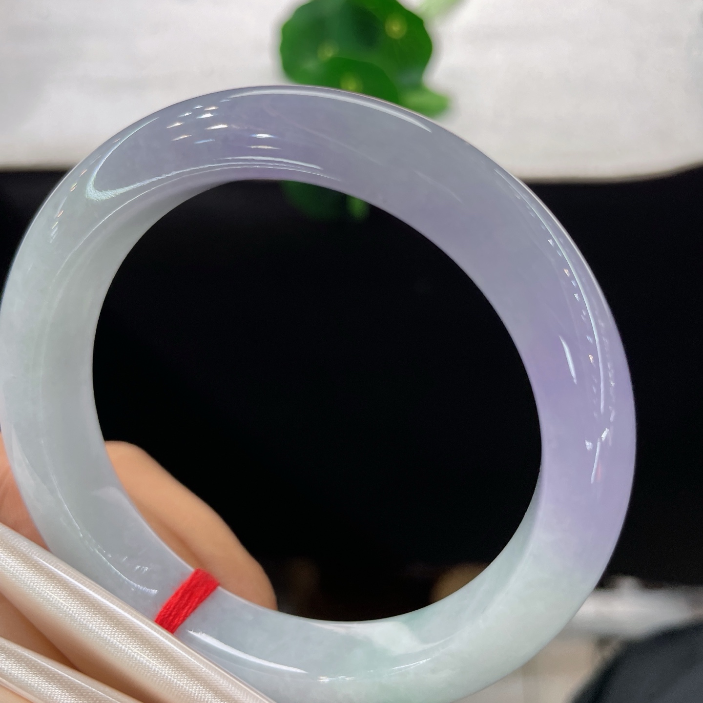 圈口58.4/11.9/9.4，春彩正圈，57/58可戴，浅碧为底，暮紫衔边，冰肌玉环揉入春日青岚与暮色紫云。无裂